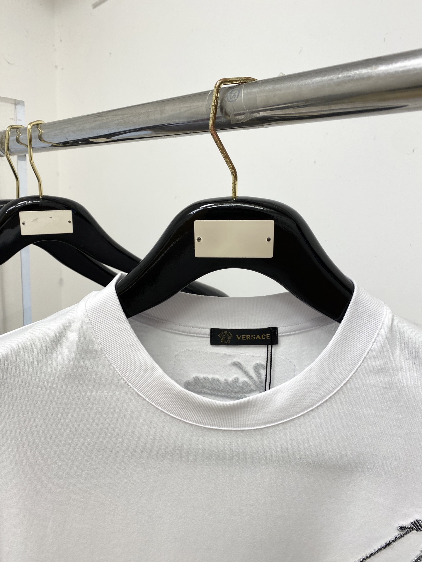 范思哲、2026新品短袖T恤，帅气时尚，胸前精致刺绣图案logo，简约百搭款。面料棉 不仅挺括，保持潮流