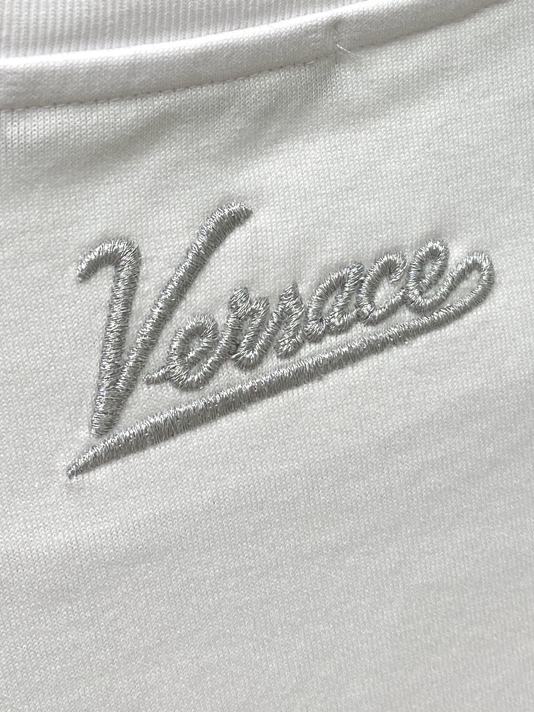 范思哲、2026新品短袖T恤，帅气时尚，胸前精致刺绣图案logo，简约百搭款。面料棉 不仅挺括，保持潮流