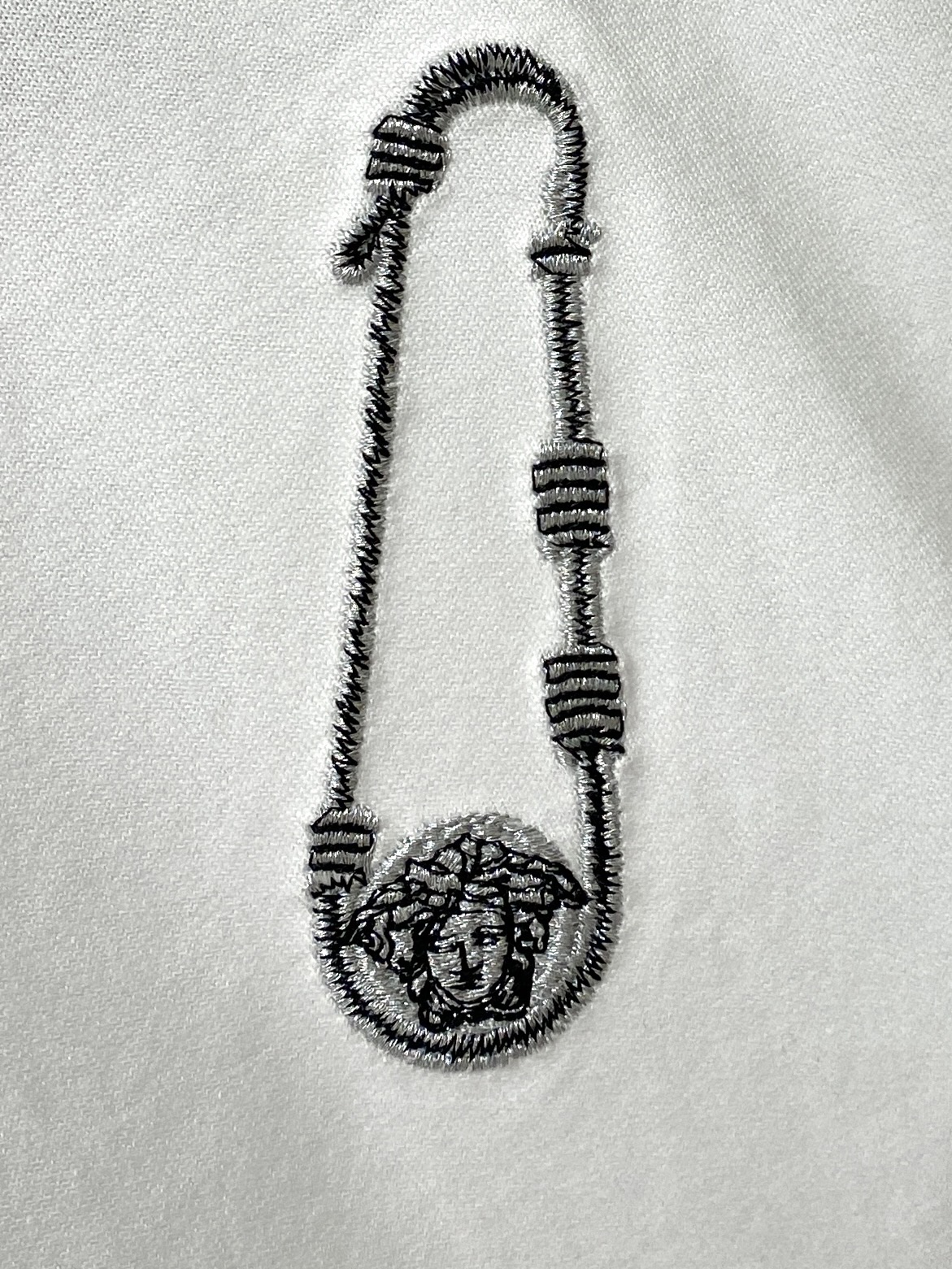 范思哲、2026新品短袖T恤，帅气时尚，胸前精致刺绣图案logo，简约百搭款。面料棉 不仅挺括，保持潮流