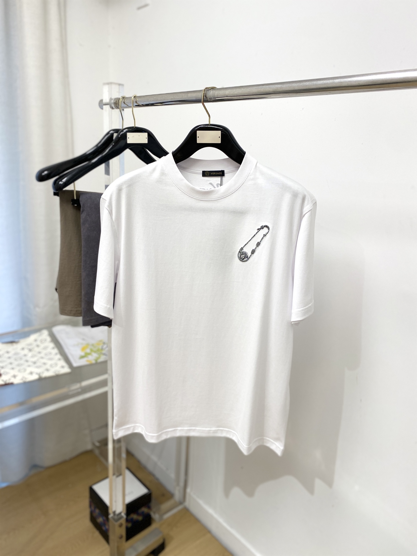 范思哲、2026新品短袖T恤，帅气时尚，胸前精致刺绣图案logo，简约百搭款。面料棉 不仅挺括，保持潮流