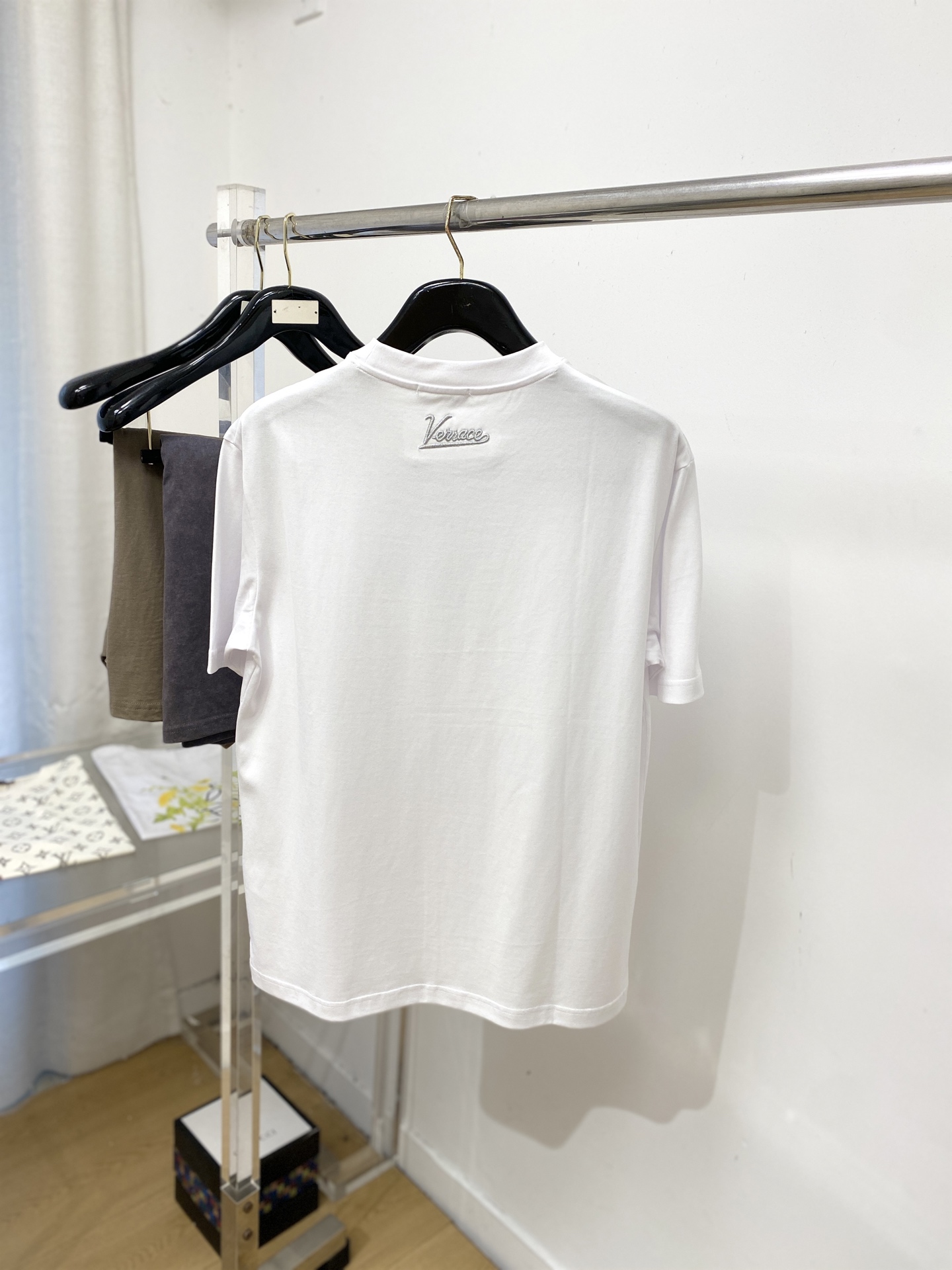 范思哲、2026新品短袖T恤，帅气时尚，胸前精致刺绣图案logo，简约百搭款。面料棉 不仅挺括，保持潮流