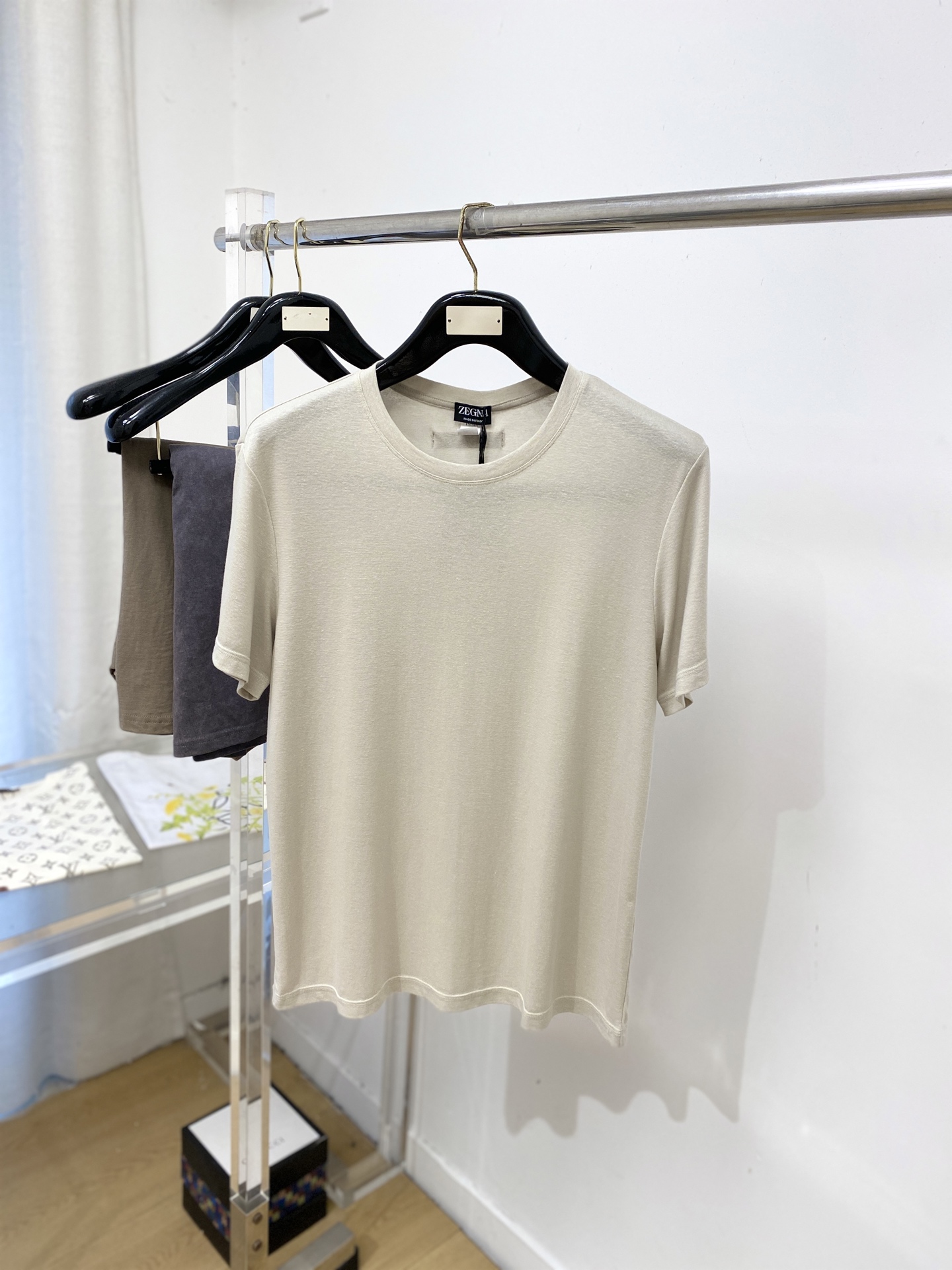 杰尼亚、2026新品短袖T恤，帅气时尚，后背刺绣织带图案logo，简约百搭款。面料棉 不仅挺括，保持潮流