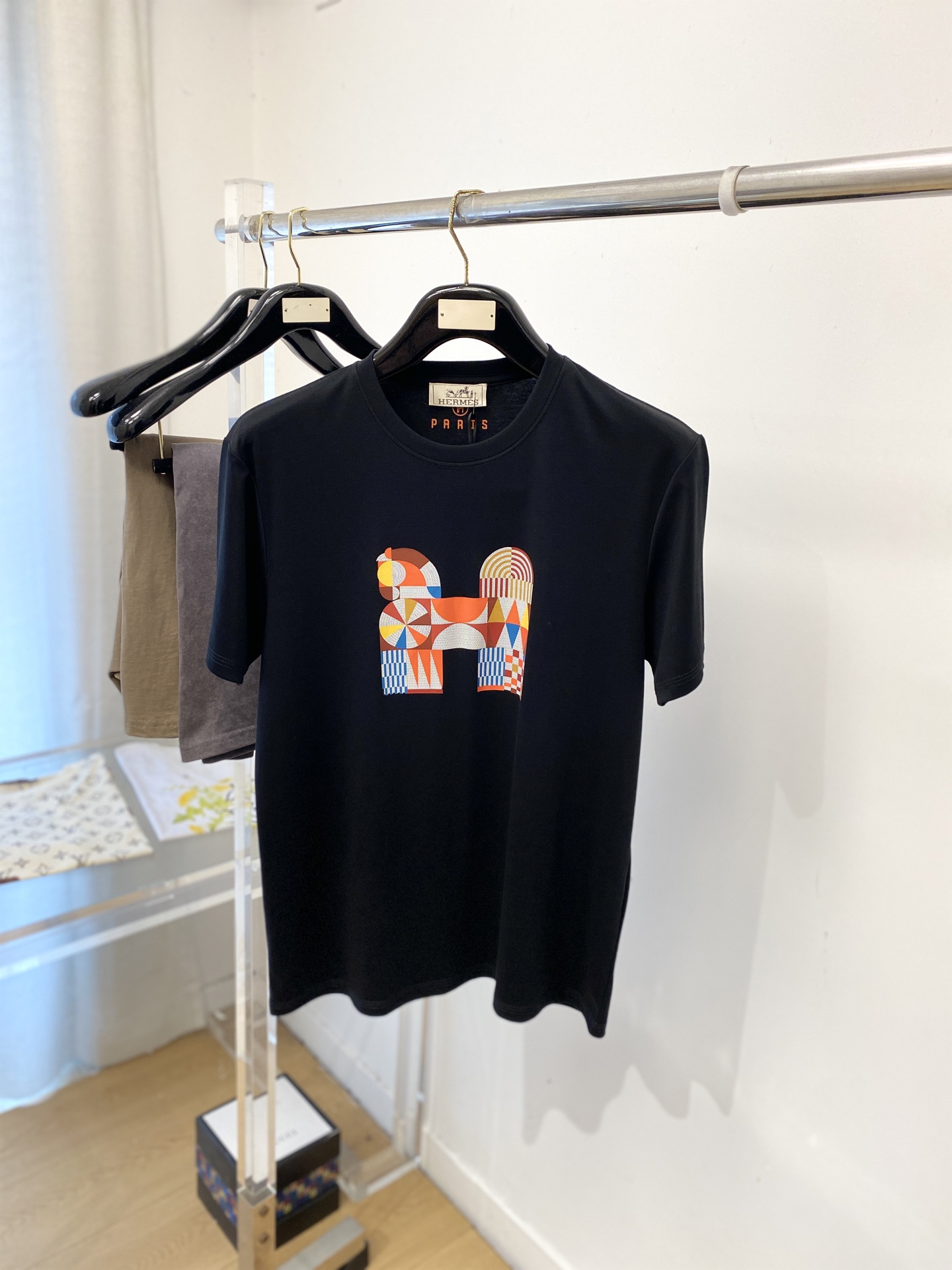 爱马仕、2026新品短袖T恤，帅气时尚，胸前顶级印花图案logo，简约百搭款。面料棉 不仅挺括，保持潮流