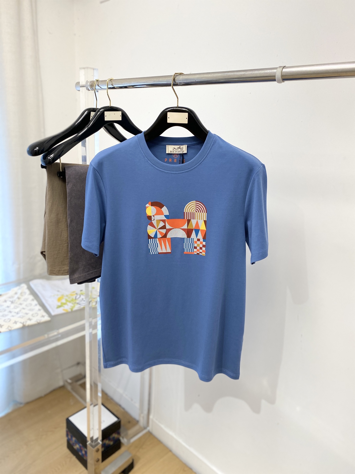 爱马仕、2026新品短袖T恤，帅气时尚，胸前顶级印花图案logo，简约百搭款。面料棉 不仅挺括，保持潮流