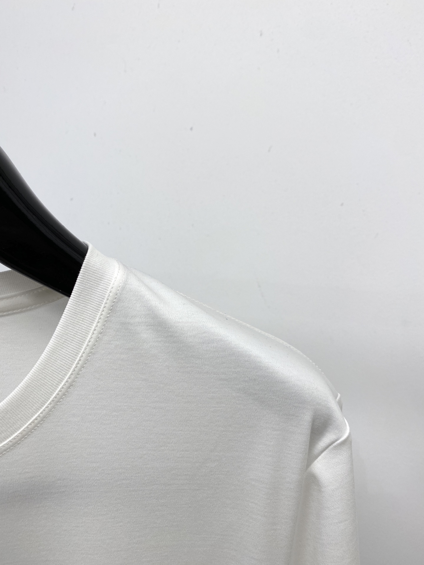 爱马仕、2026新品短袖T恤，帅气时尚，胸前顶级印花图案logo，简约百搭款。面料棉 不仅挺括，保持潮流