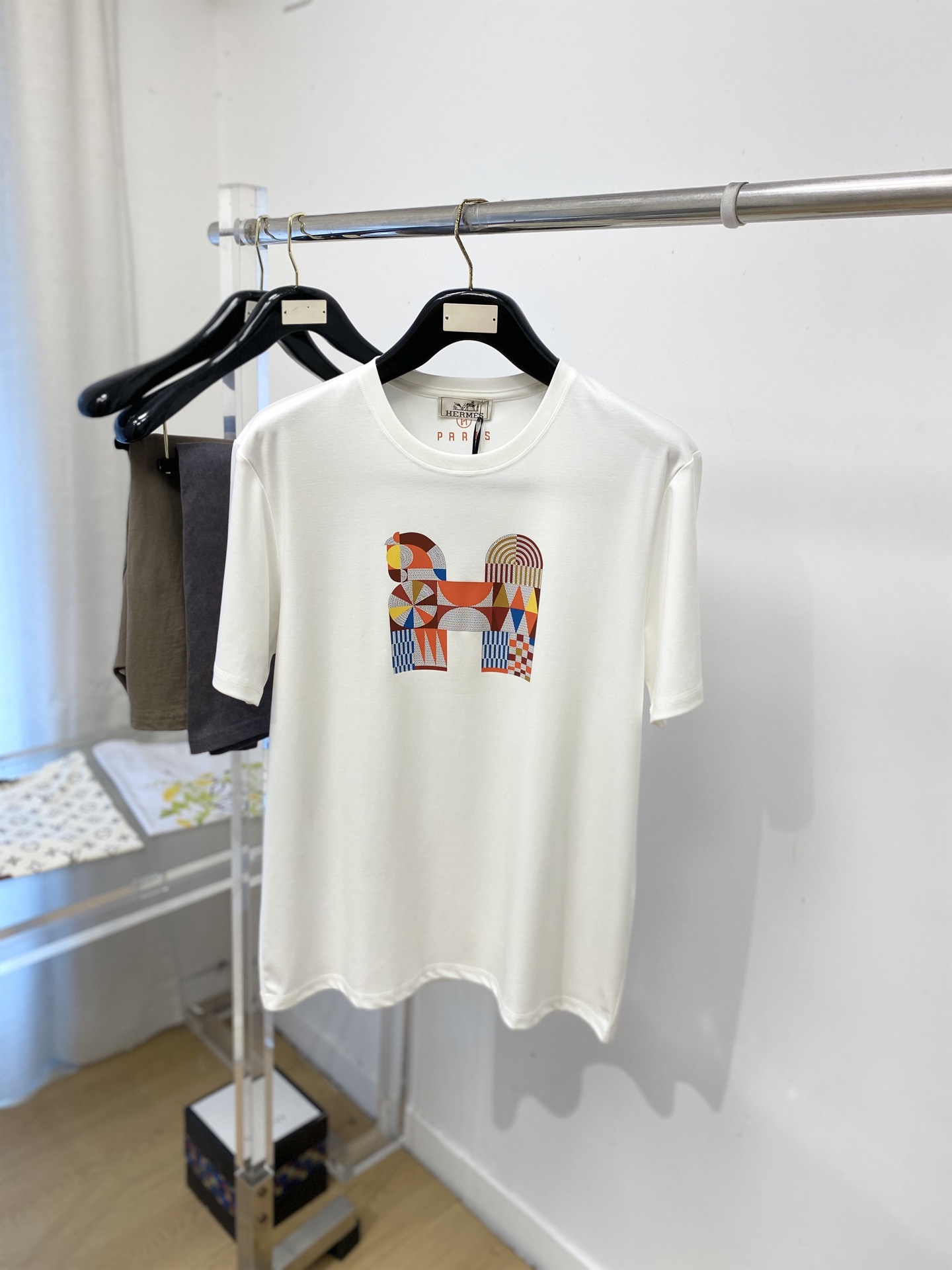 爱马仕、2026新品短袖T恤，帅气时尚，胸前顶级印花图案logo，简约百搭款。面料棉 不仅挺括，保持潮流