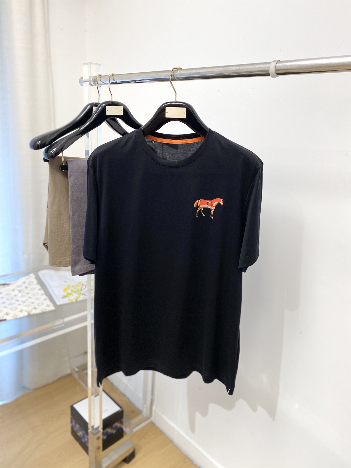 爱马仕、2026新品短袖T恤，帅气时尚，胸前顶级印花图案logo，简约百搭款。面料棉 不仅挺括，保持潮流