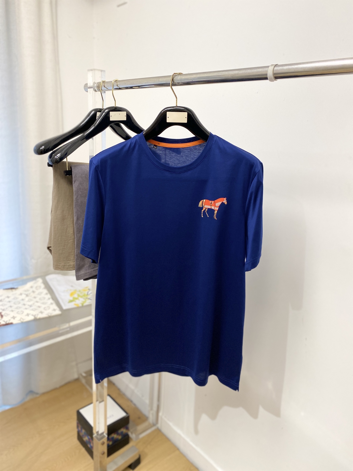 爱马仕、2026新品短袖T恤，帅气时尚，胸前顶级印花图案logo，简约百搭款。面料棉 不仅挺括，保持潮流