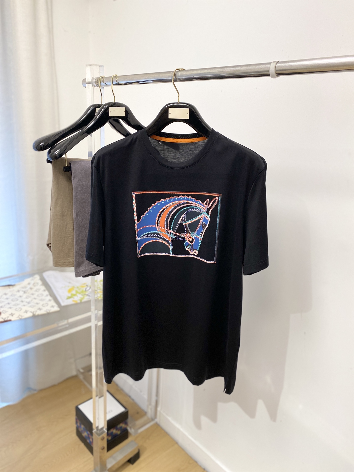 爱马仕、2026新品短袖T恤，帅气时尚，胸前顶级印花图案logo，简约百搭款。面料棉 不仅挺括，保持潮流