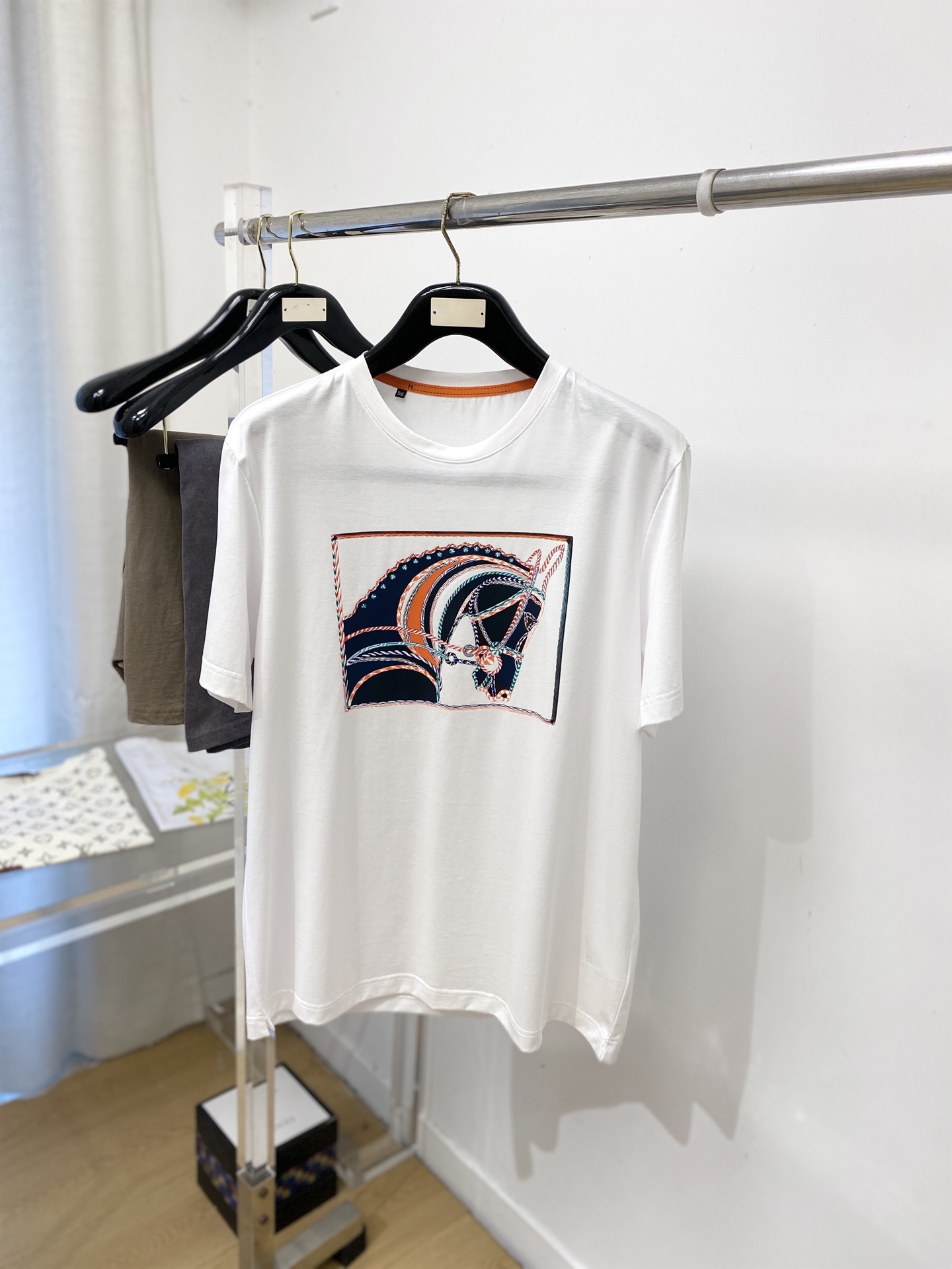 爱马仕、2026新品短袖T恤，帅气时尚，胸前顶级印花图案logo，简约百搭款。面料棉 不仅挺括，保持潮流