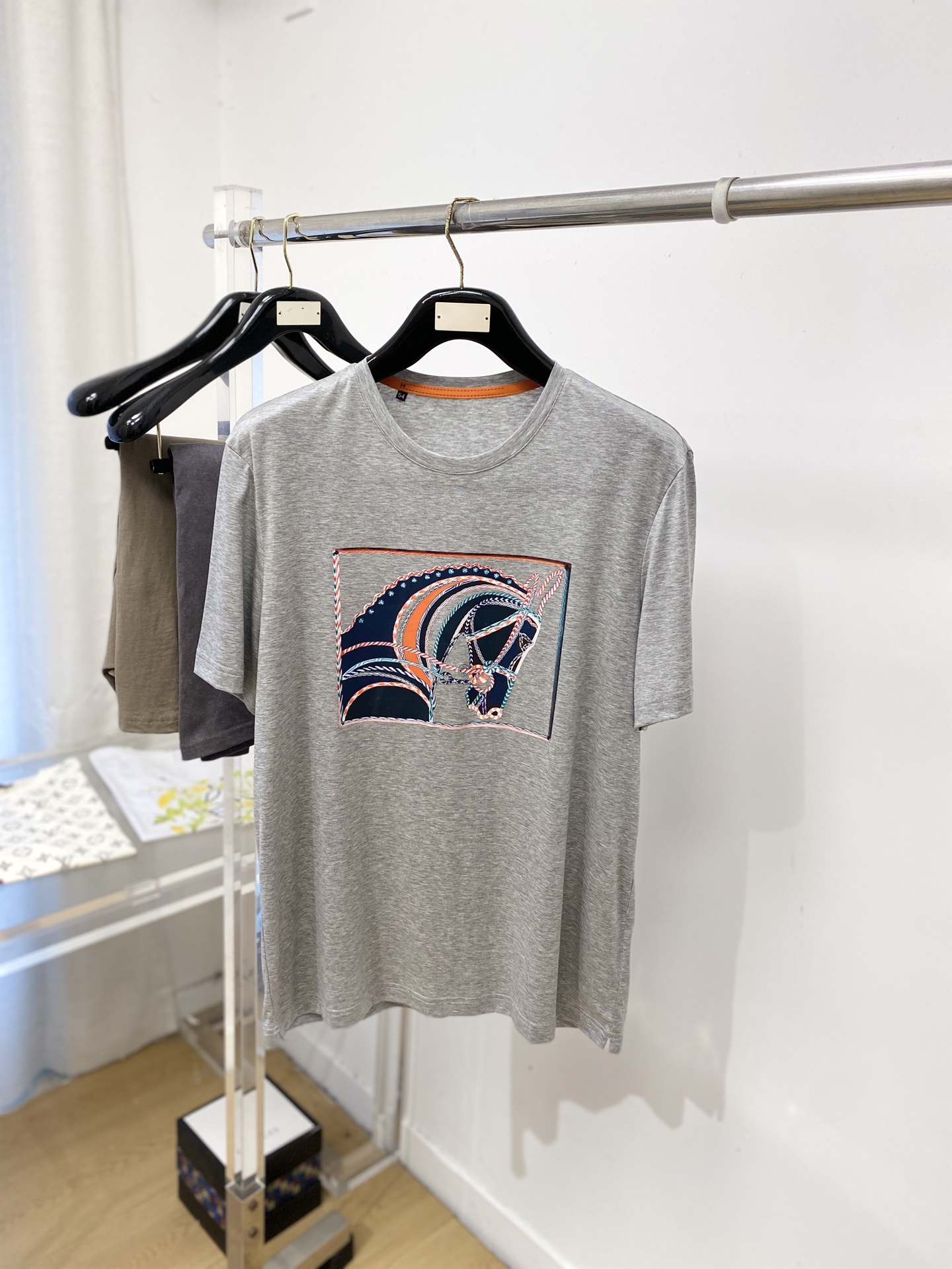 爱马仕、2026新品短袖T恤，帅气时尚，胸前顶级印花图案logo，简约百搭款。面料棉 不仅挺括，保持潮流