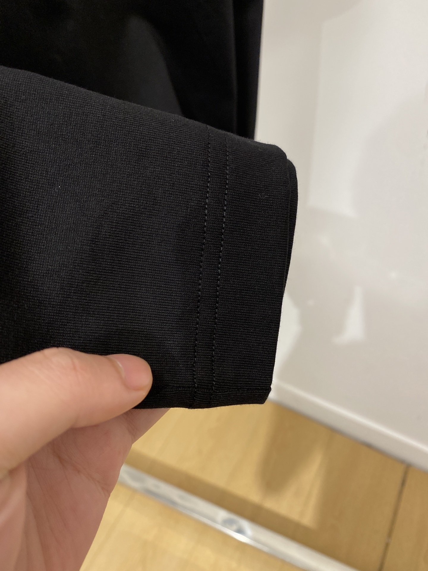 芬迪、2026新品短袖T恤，帅气时尚，胸前精致刺绣字母logo，简约百搭款。面料棉 不仅挺括，保持潮流的