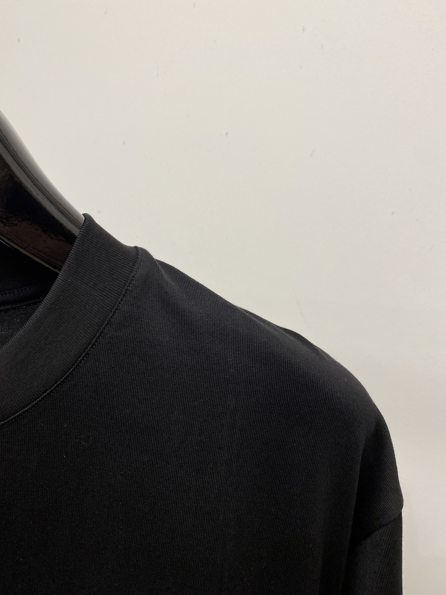 爱马仕、2026新品短袖T恤，帅气时尚，胸前顶级印胶字母图案logo，简约百搭款。面料棉 不仅挺括，保持