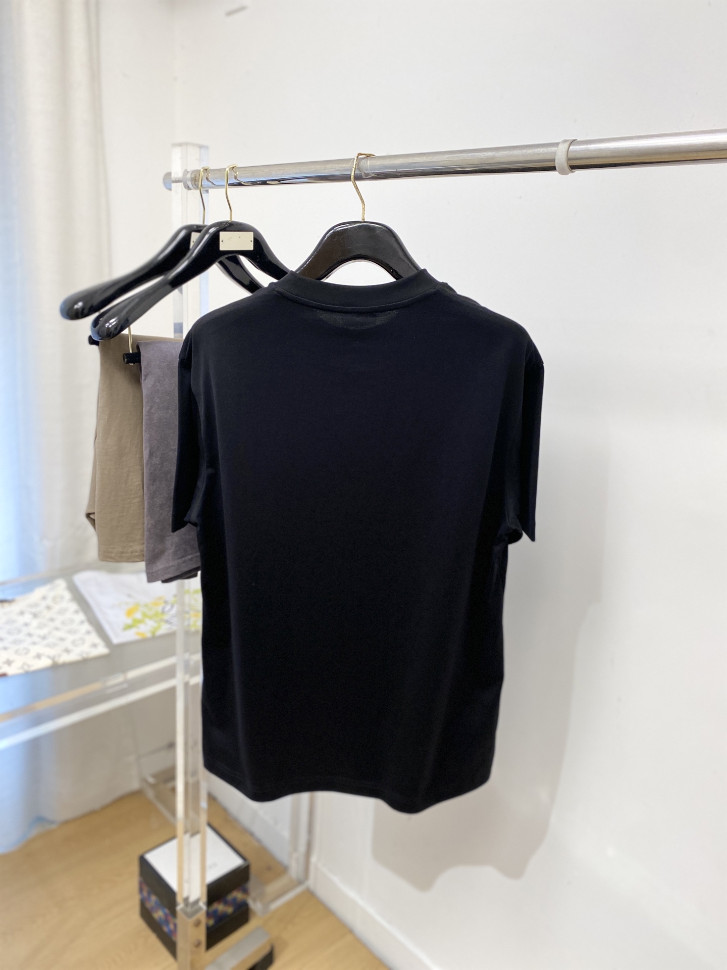 芬迪、2026新品短袖T恤，帅气时尚，胸前精致刺绣字母logo，简约百搭款。面料棉 不仅挺括，保持潮流的