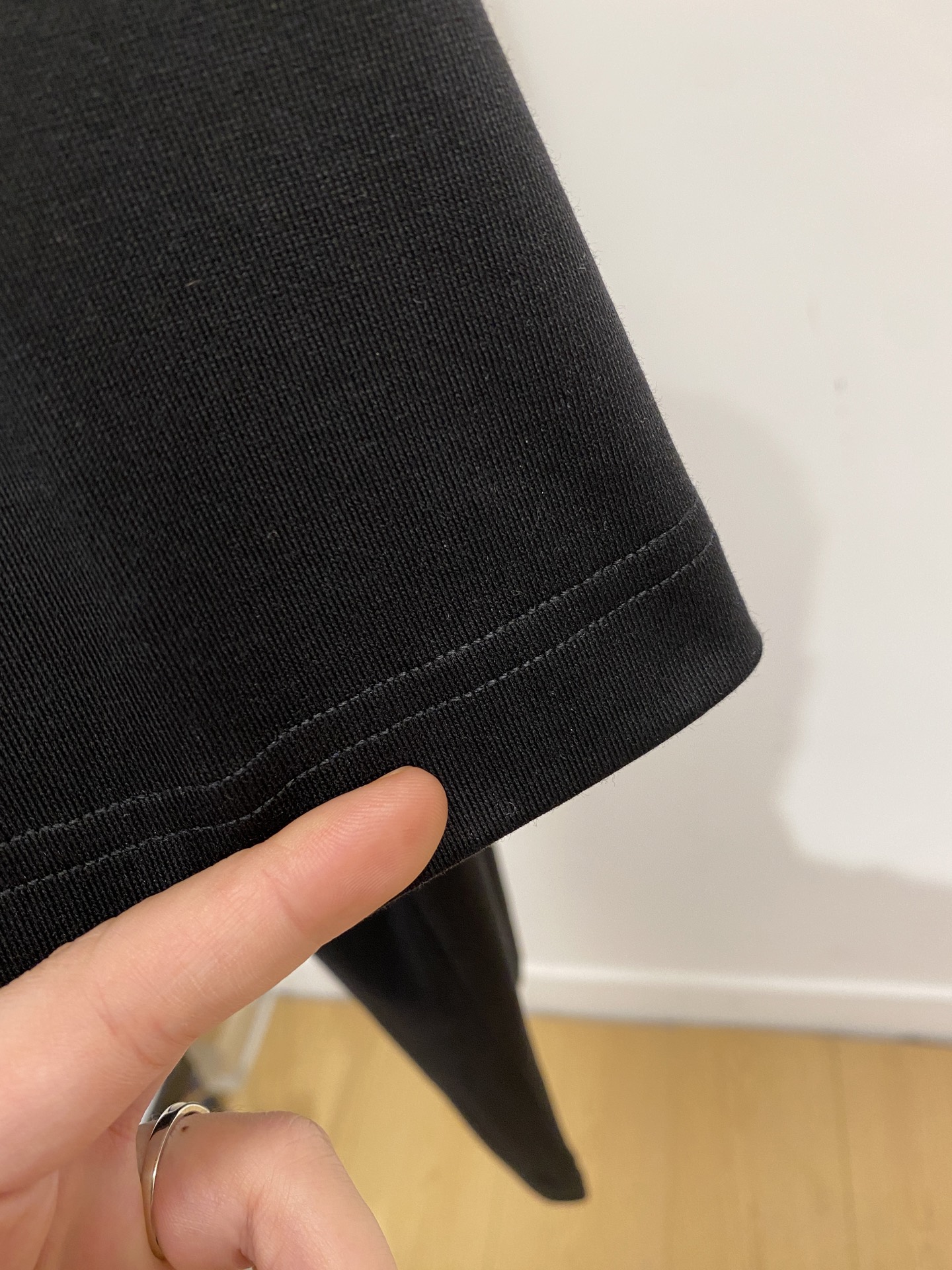 芬迪、2026新品短袖T恤，帅气时尚，胸前精致刺绣字母logo，简约百搭款。面料棉 不仅挺括，保持潮流的