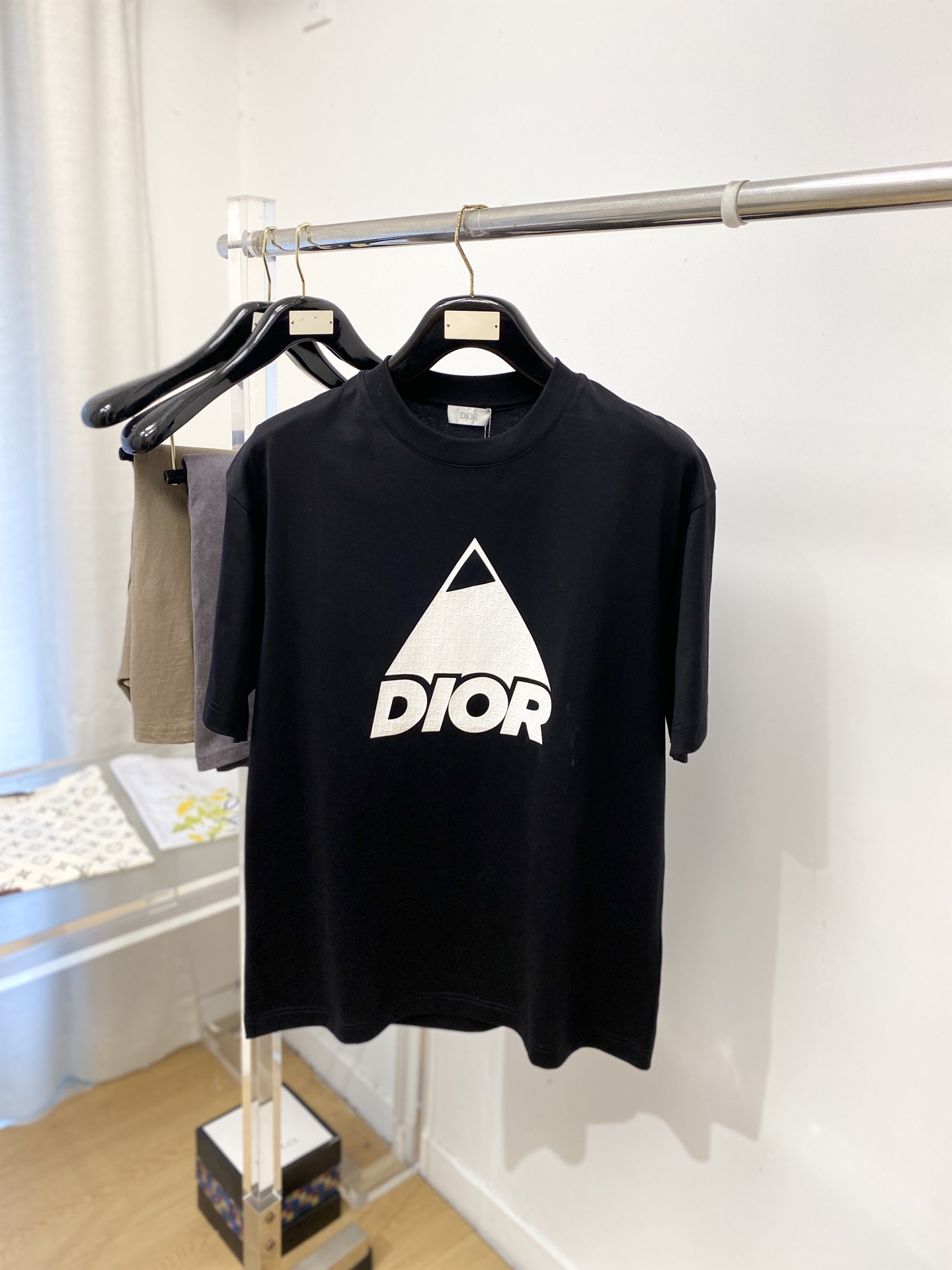 爱马仕、2026新品短袖T恤，帅气时尚，胸前顶级印胶字母图案logo，简约百搭款。面料棉 不仅挺括，保持