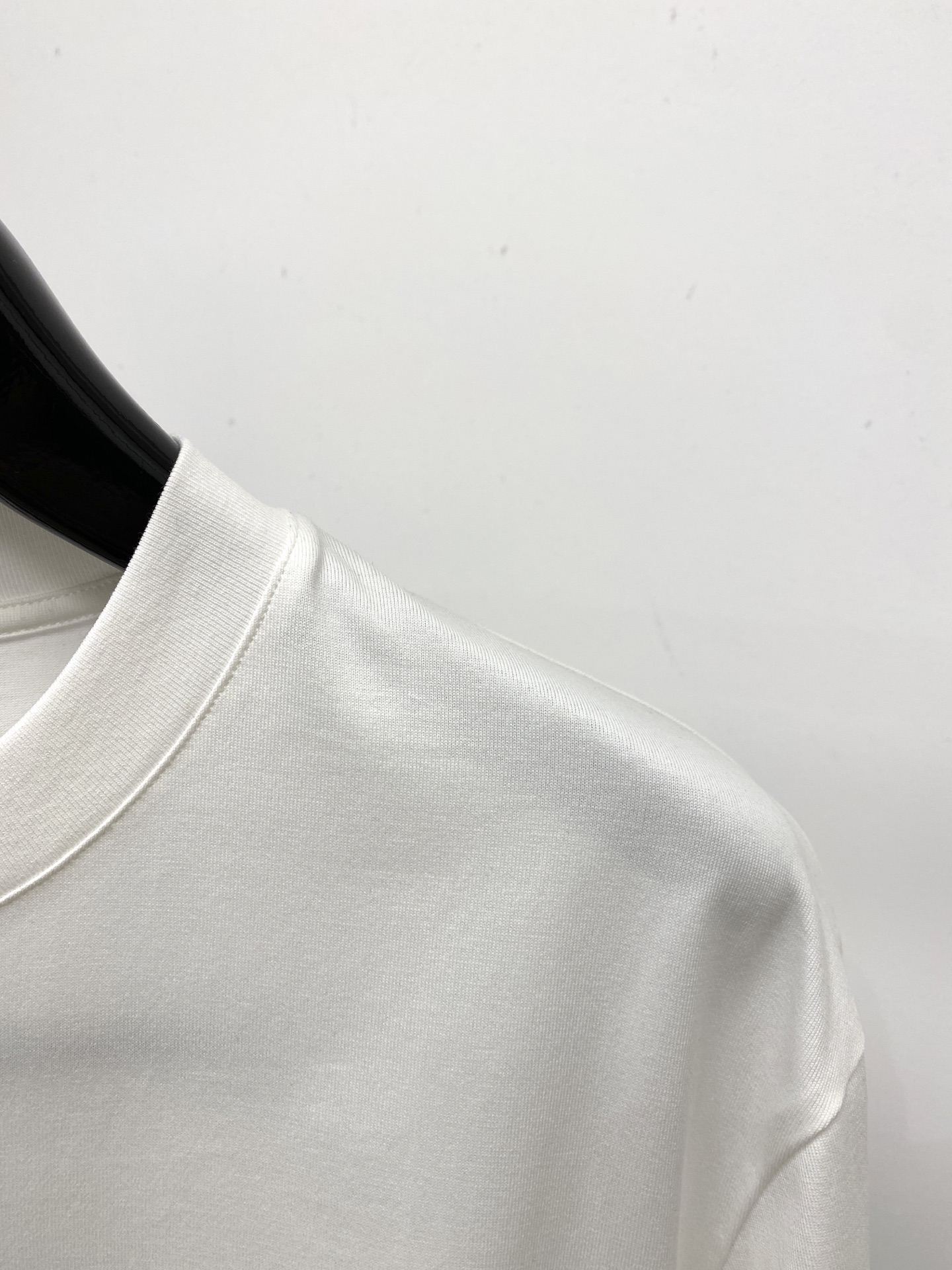 爱马仕、2026新品短袖T恤，帅气时尚，胸前顶级印胶字母图案logo，简约百搭款。面料棉 不仅挺括，保持