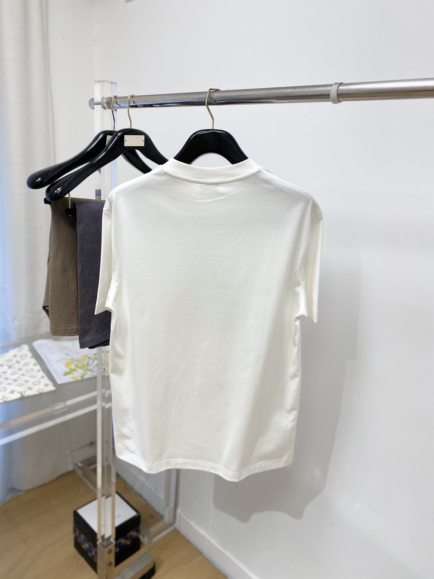 芬迪、2026新品短袖T恤，帅气时尚，胸前精致刺绣字母logo，简约百搭款。面料棉 不仅挺括，保持潮流的