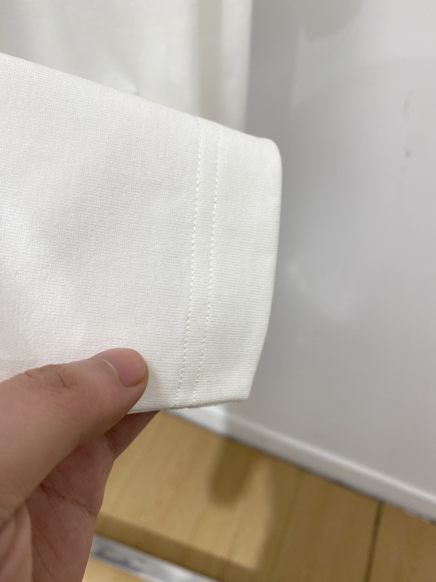 芬迪、2026新品短袖T恤，帅气时尚，胸前精致刺绣字母logo，简约百搭款。面料棉 不仅挺括，保持潮流的