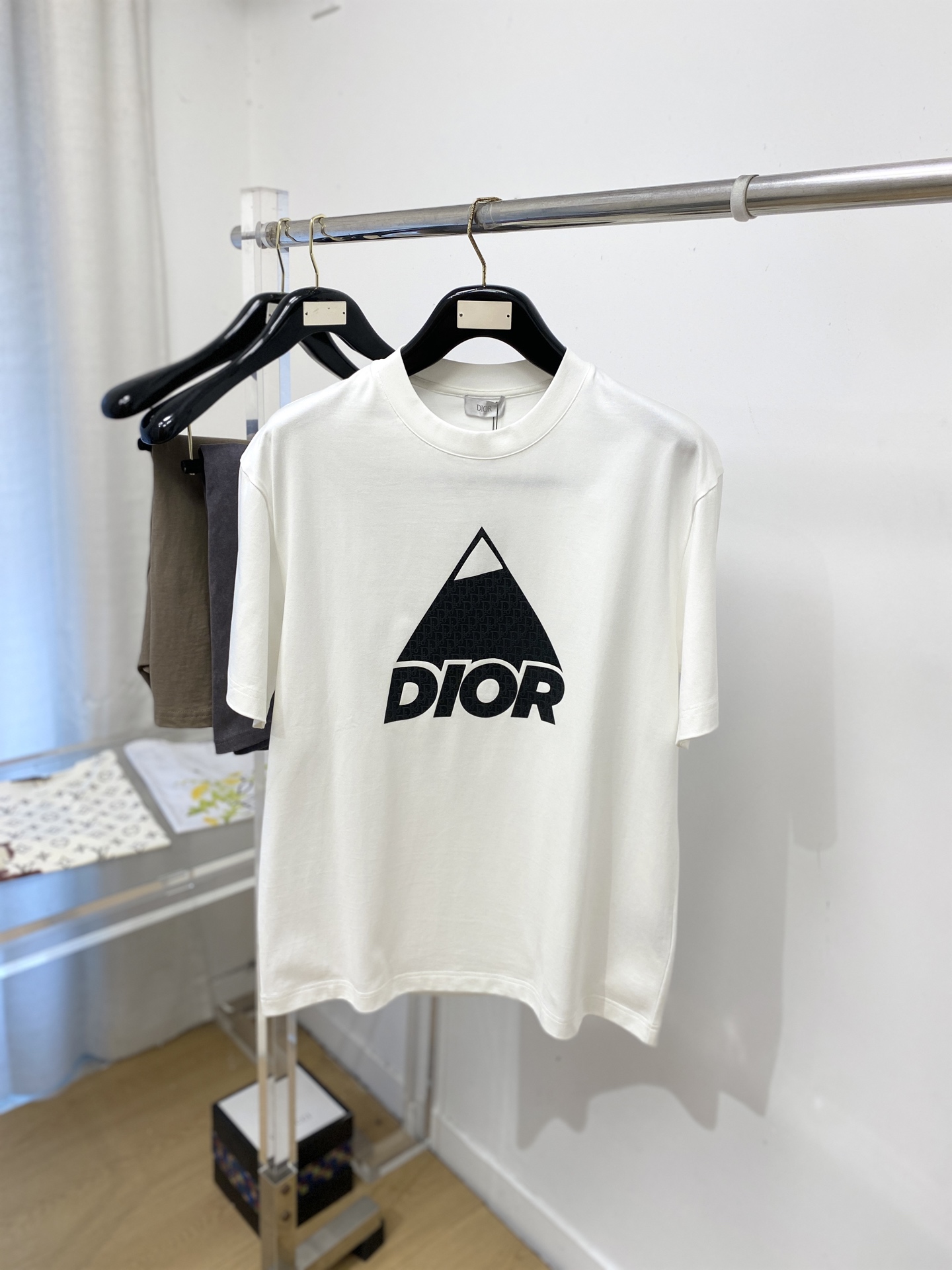 爱马仕、2026新品短袖T恤，帅气时尚，胸前顶级印胶字母图案logo，简约百搭款。面料棉 不仅挺括，保持