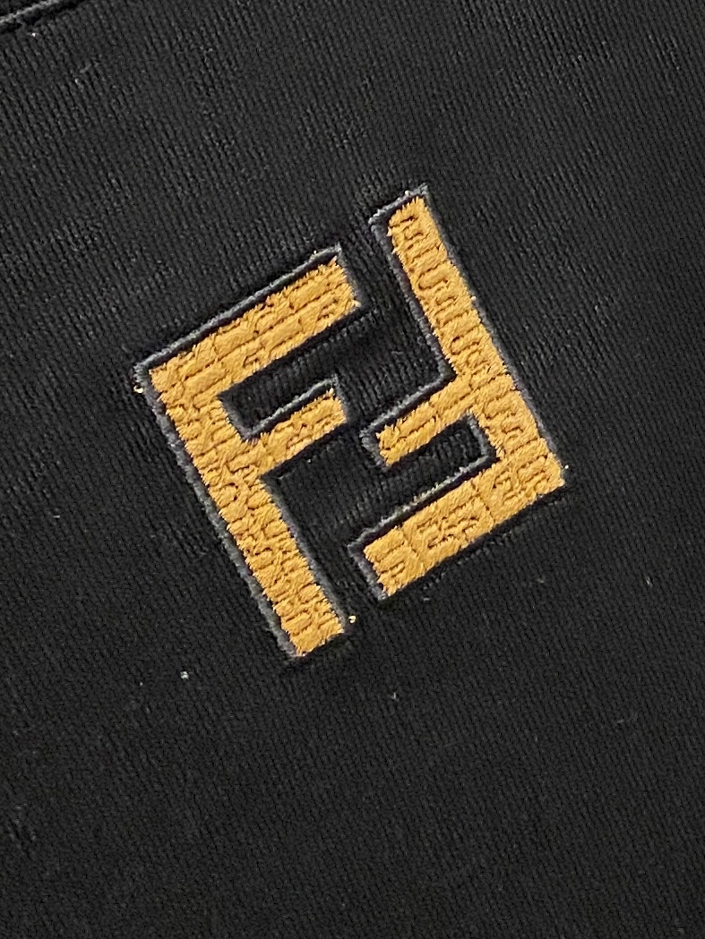 芬迪、2026新品短袖T恤，帅气时尚，胸前精致刺绣字母logo，简约百搭款。面料棉 不仅挺括，保持潮流的