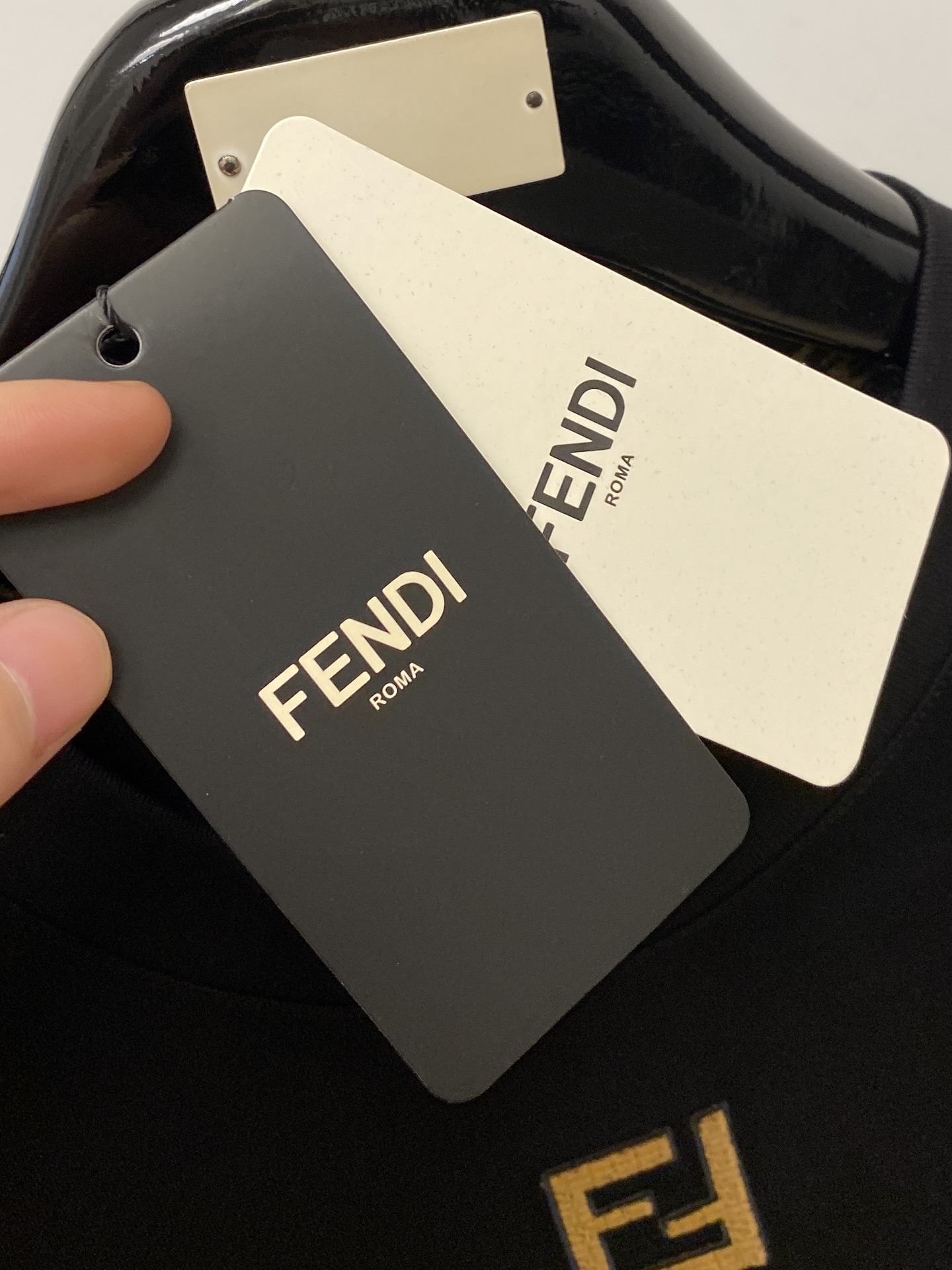 芬迪、2026新品短袖T恤，帅气时尚，胸前精致刺绣字母logo，简约百搭款。面料棉 不仅挺括，保持潮流的