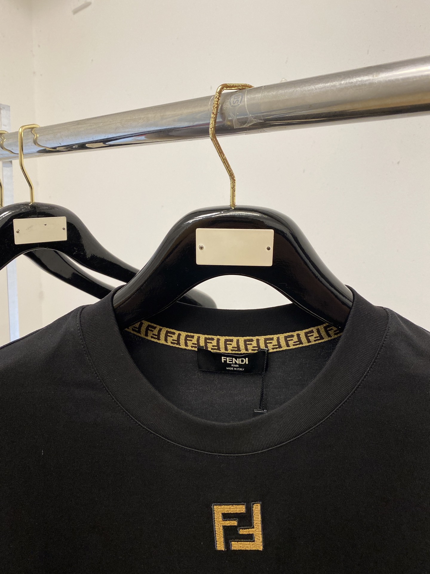 芬迪、2026新品短袖T恤，帅气时尚，胸前精致刺绣字母logo，简约百搭款。面料棉 不仅挺括，保持潮流的