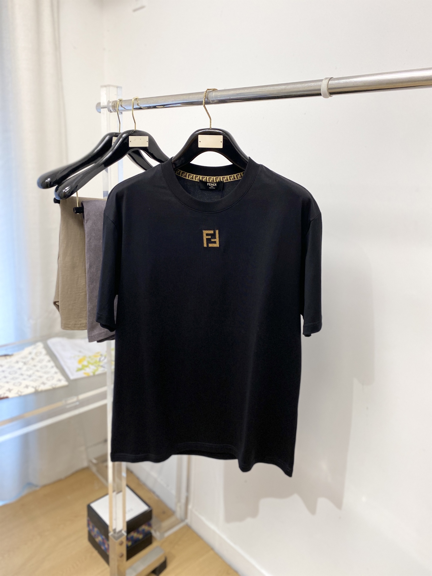 芬迪、2026新品短袖T恤，帅气时尚，胸前精致刺绣字母logo，简约百搭款。面料棉 不仅挺括，保持潮流的