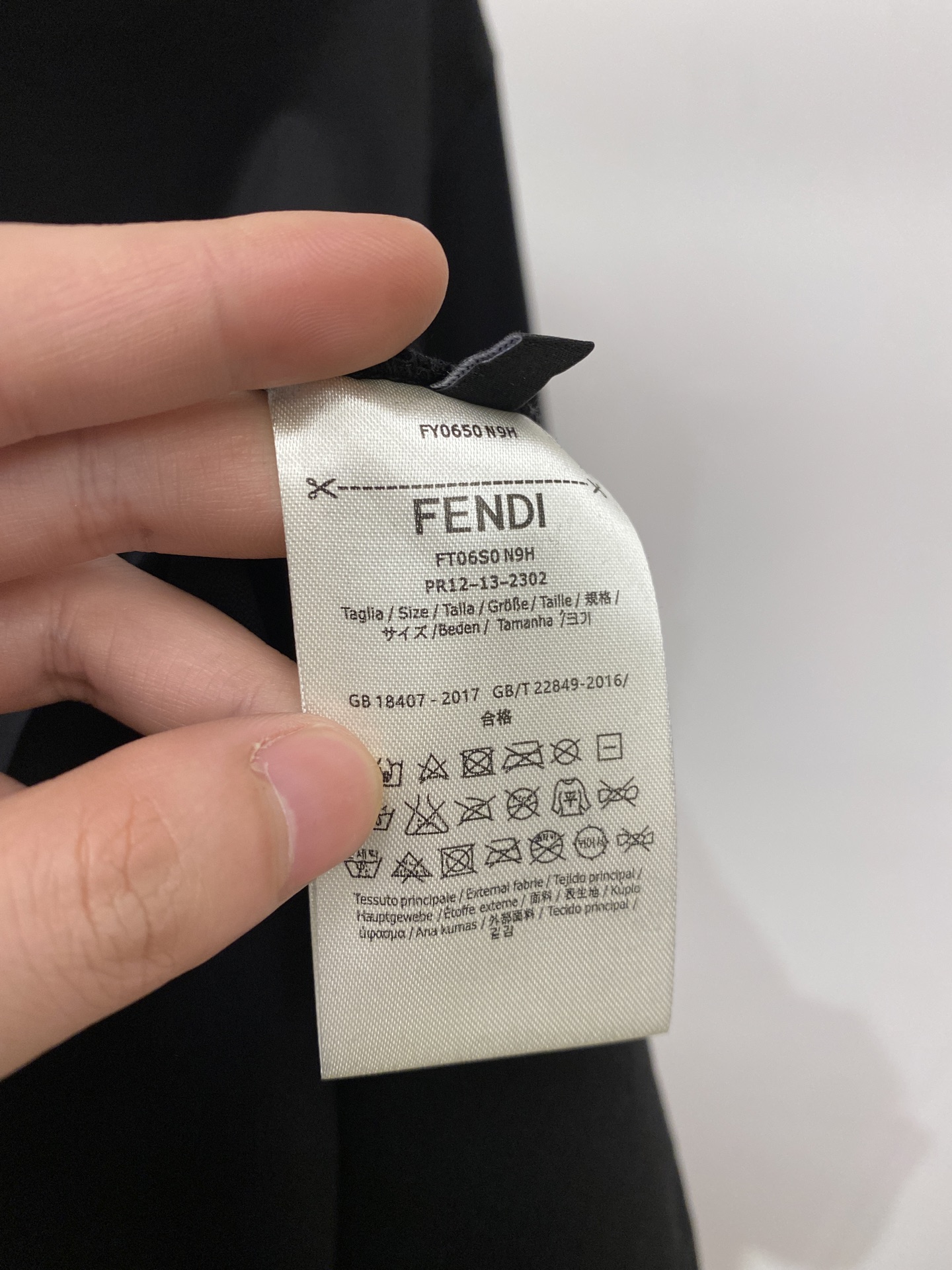 芬迪、2026新品短袖T恤，帅气时尚，胸前精致刺绣字母logo，简约百搭款。面料棉 不仅挺括，保持潮流的