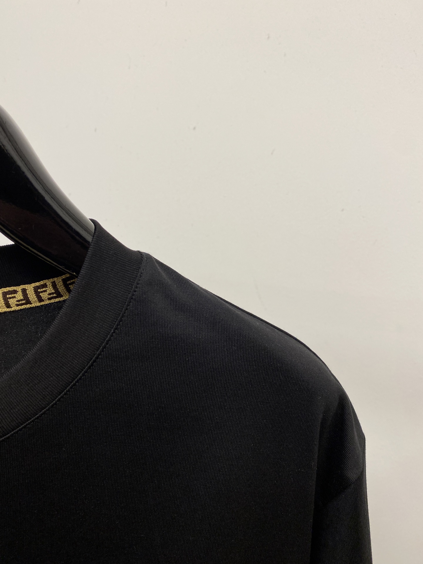 芬迪、2026新品短袖T恤，帅气时尚，胸前精致刺绣字母logo，简约百搭款。面料棉 不仅挺括，保持潮流的