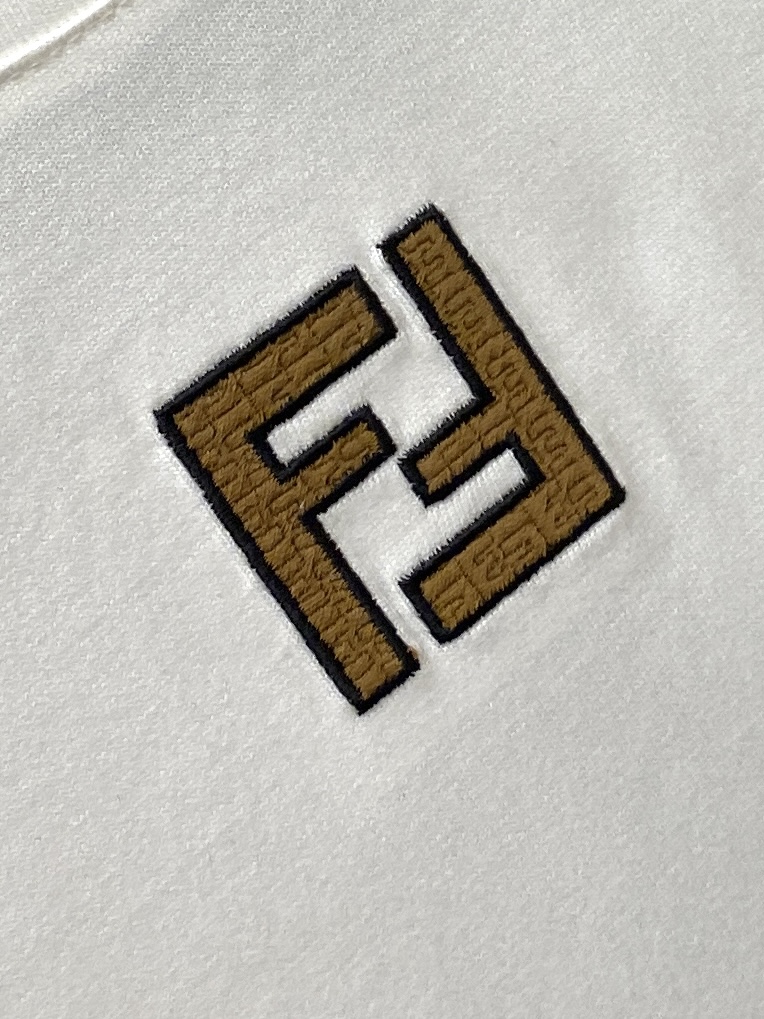 芬迪、2026新品短袖T恤，帅气时尚，胸前精致刺绣字母logo，简约百搭款。面料棉 不仅挺括，保持潮流的