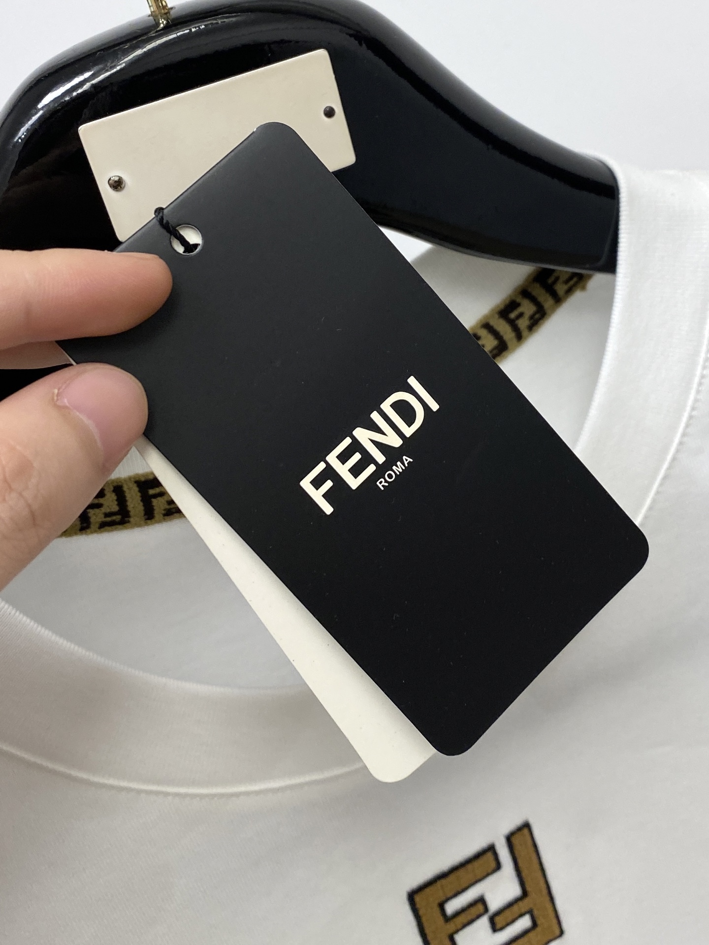 芬迪、2026新品短袖T恤，帅气时尚，胸前精致刺绣字母logo，简约百搭款。面料棉 不仅挺括，保持潮流的