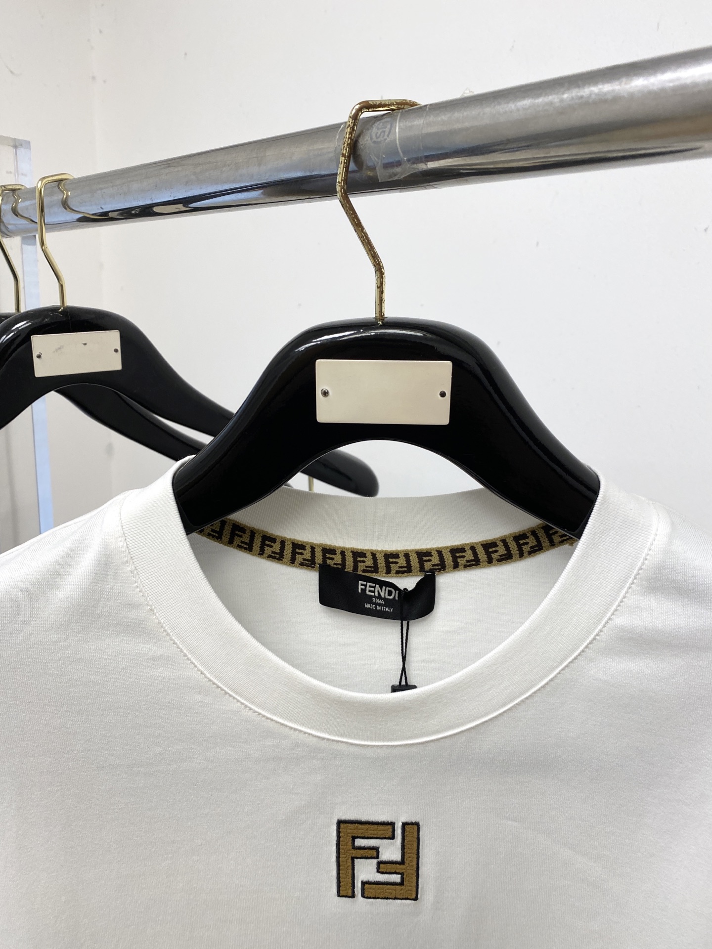 芬迪、2026新品短袖T恤，帅气时尚，胸前精致刺绣字母logo，简约百搭款。面料棉 不仅挺括，保持潮流的