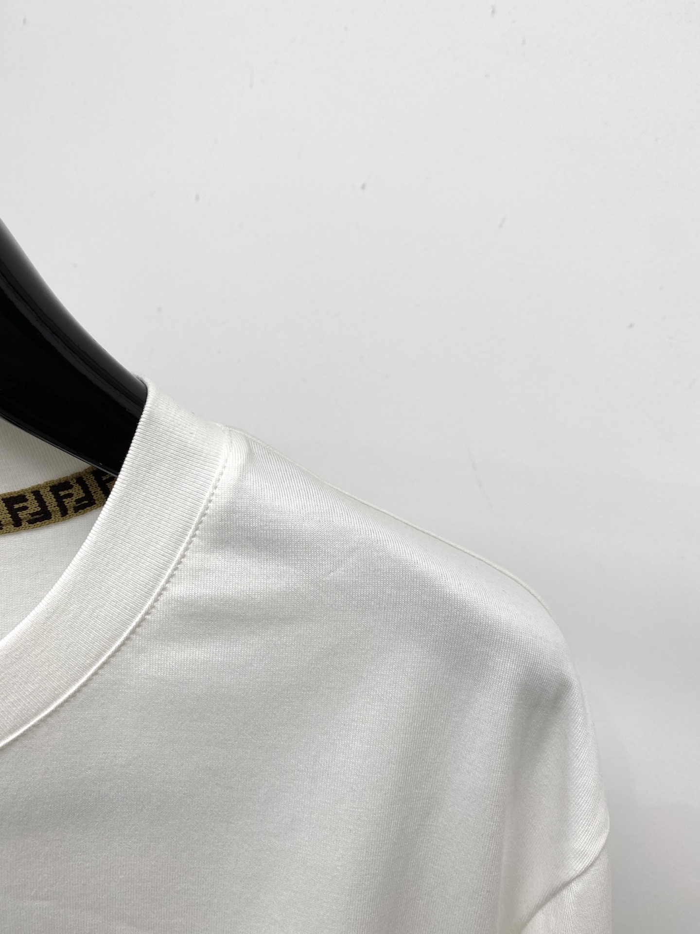 芬迪、2026新品短袖T恤，帅气时尚，胸前精致刺绣字母logo，简约百搭款。面料棉 不仅挺括，保持潮流的