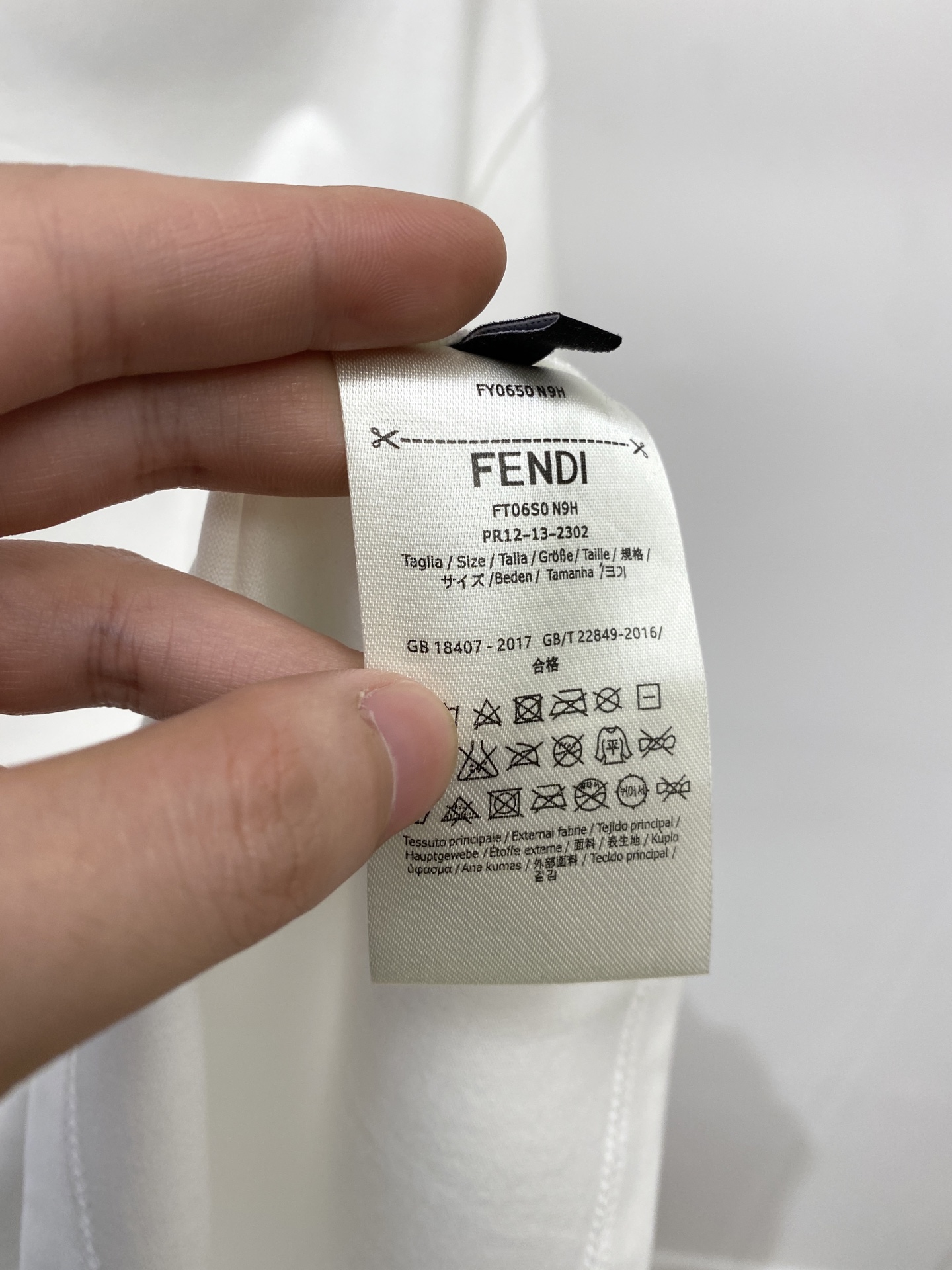 芬迪、2026新品短袖T恤，帅气时尚，胸前精致刺绣字母logo，简约百搭款。面料棉 不仅挺括，保持潮流的