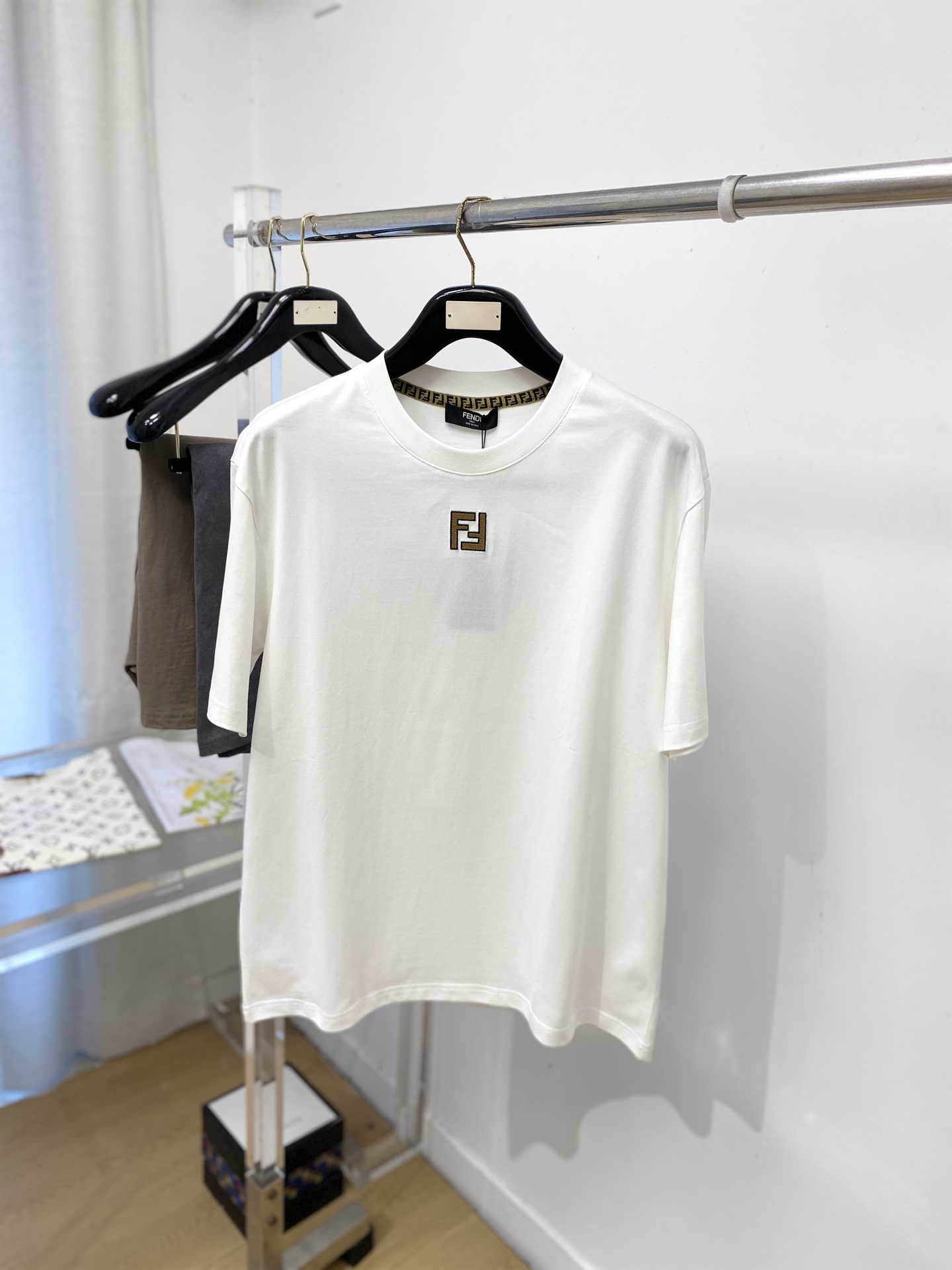 芬迪、2026新品短袖T恤，帅气时尚，胸前精致刺绣字母logo，简约百搭款。面料棉 不仅挺括，保持潮流的