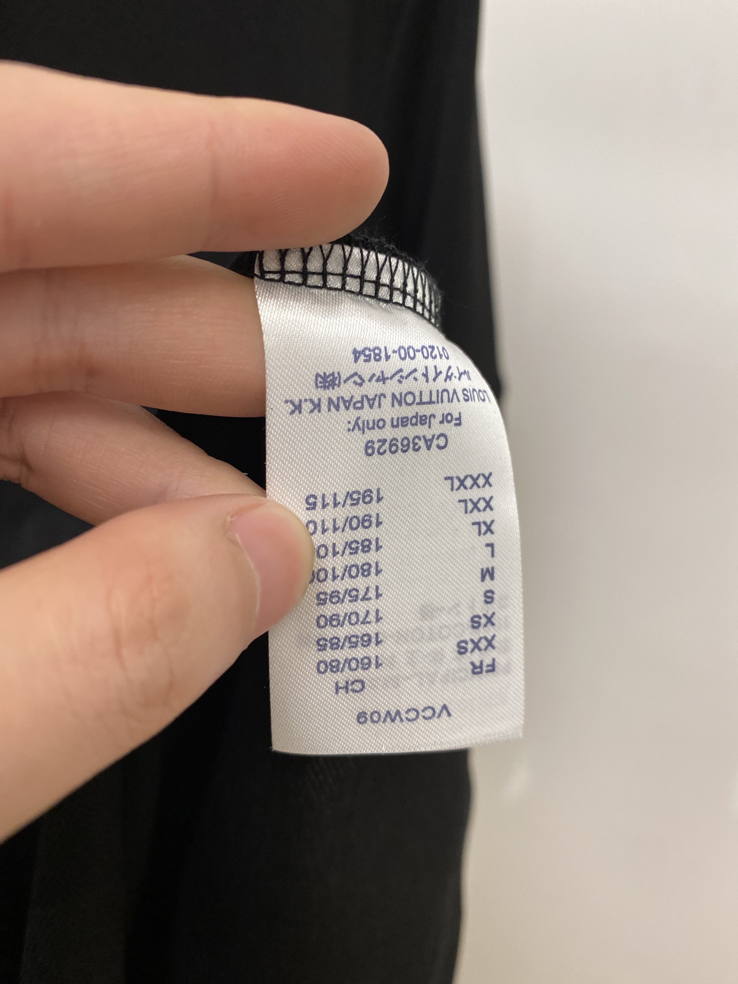 路易威登、2026新品短袖T恤，帅气时尚，胸前精致刺绣字母logo，简约百搭款。面料棉 不仅挺括，保持潮