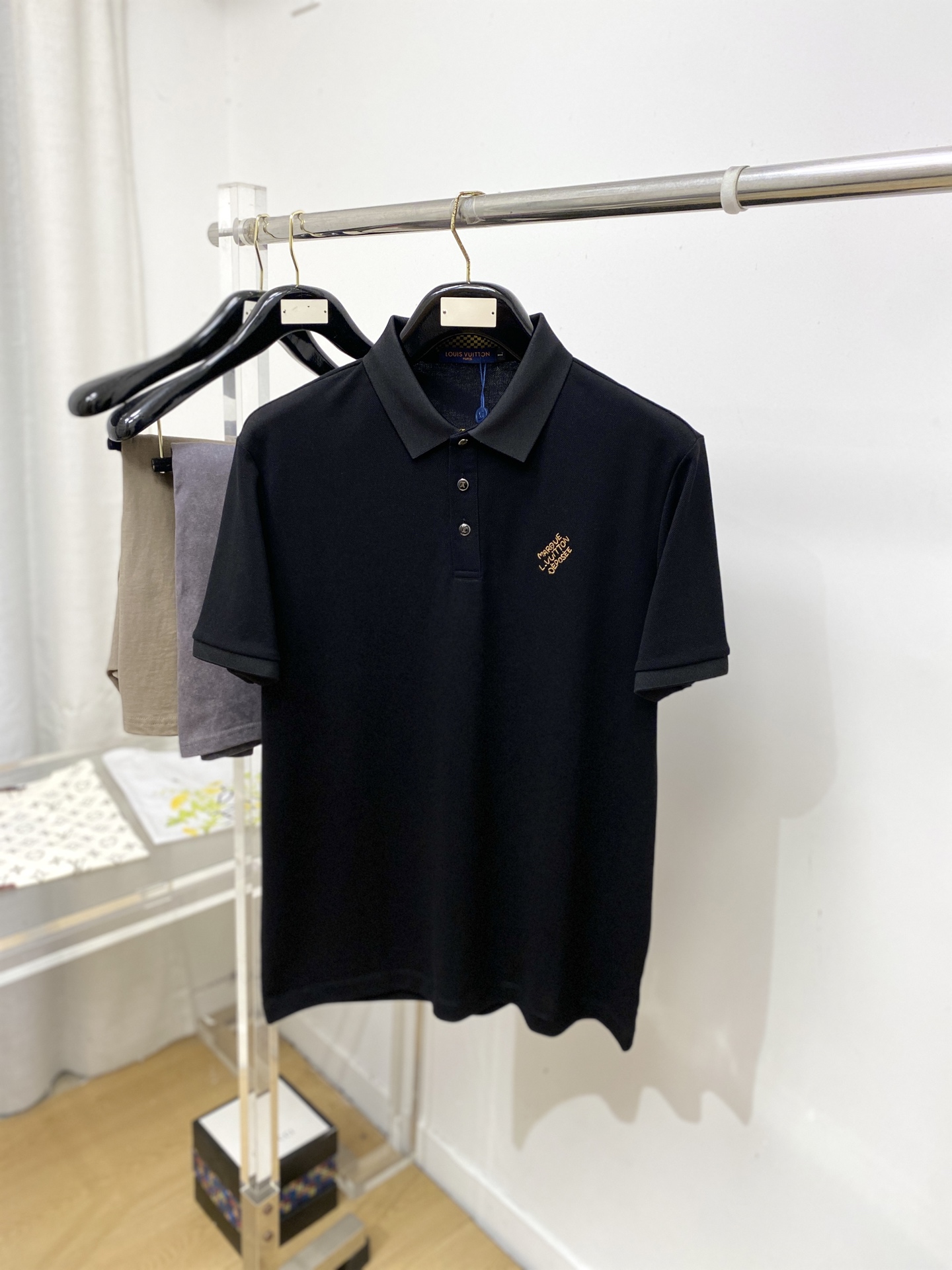 路易威登、2026新品短袖T恤，帅气时尚，胸前精致刺绣字母logo，简约百搭款。面料棉 不仅挺括，保持潮