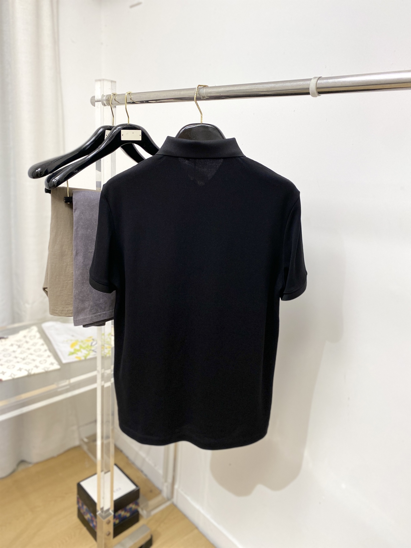 路易威登、2026新品短袖T恤，帅气时尚，胸前精致刺绣字母logo，简约百搭款。面料棉 不仅挺括，保持潮