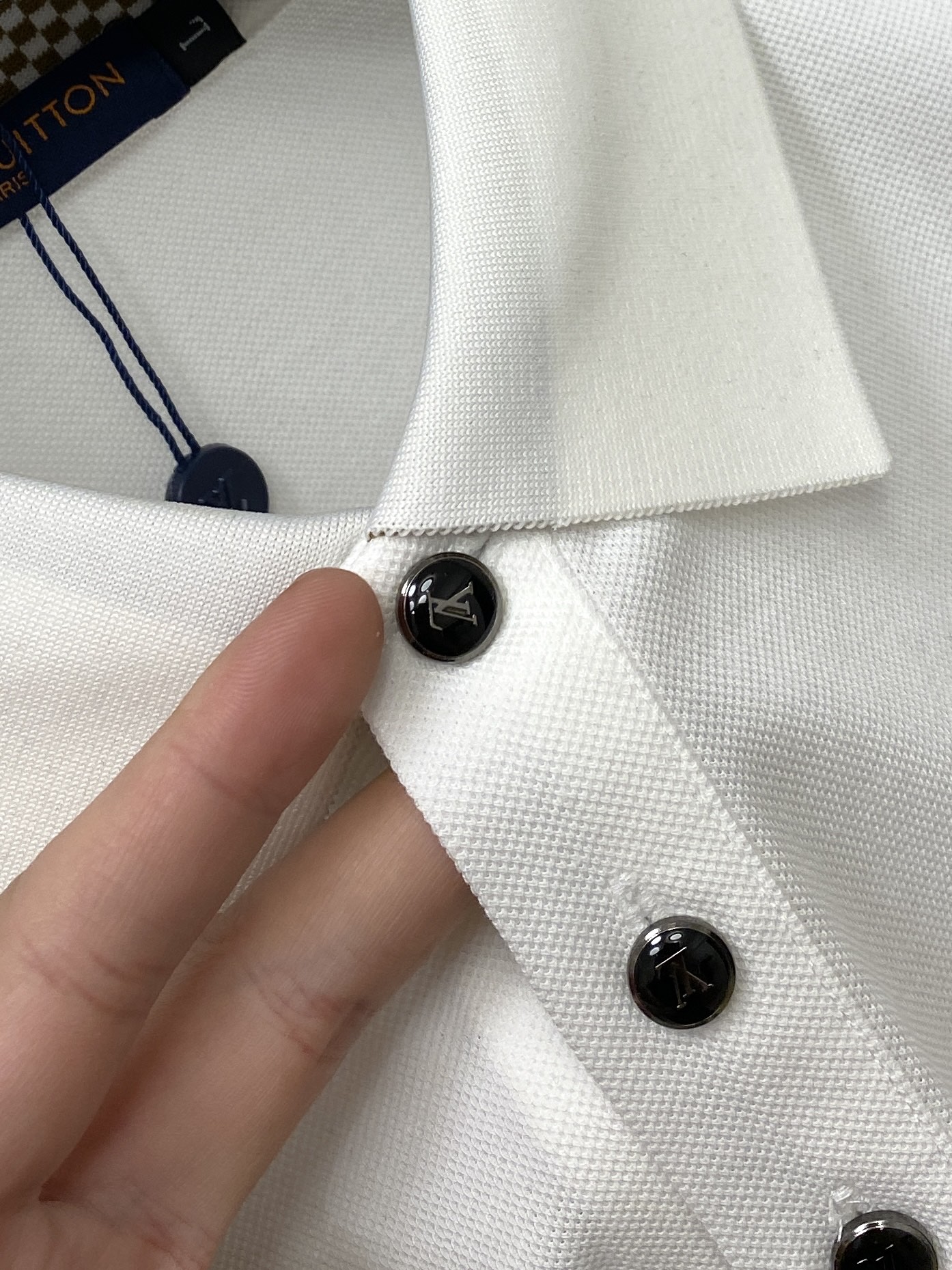 路易威登、2026新品短袖T恤，帅气时尚，胸前精致刺绣字母logo，简约百搭款。面料棉 不仅挺括，保持潮