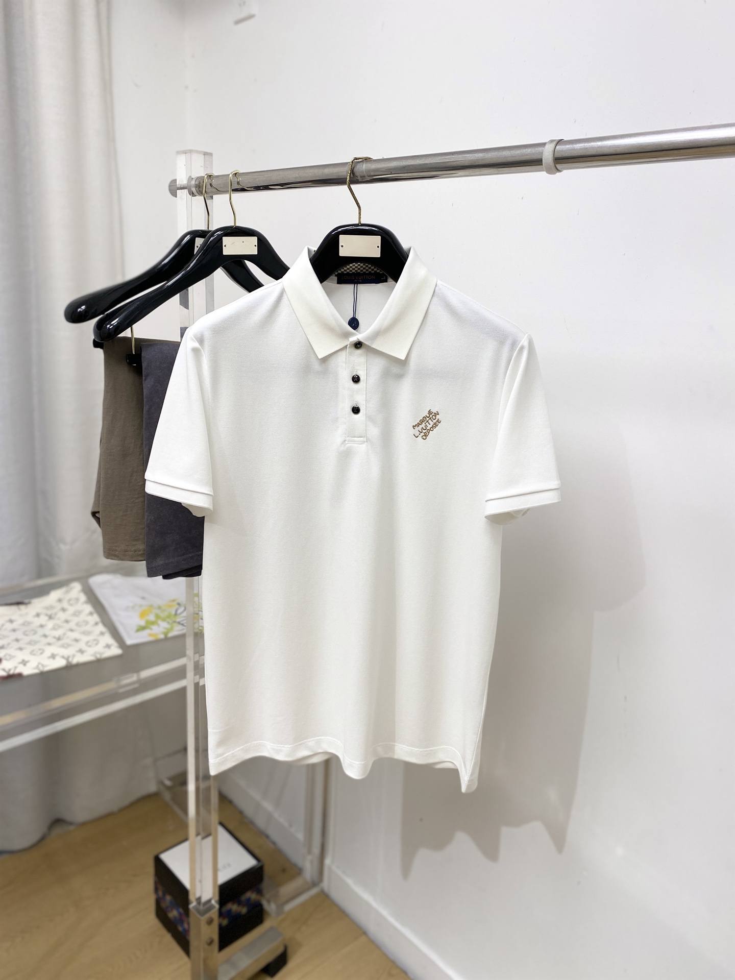 路易威登、2026新品短袖T恤，帅气时尚，胸前精致刺绣字母logo，简约百搭款。面料棉 不仅挺括，保持潮