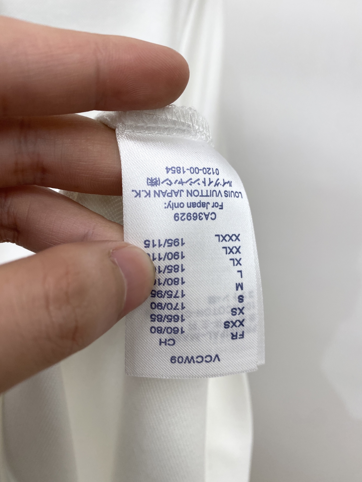 路易威登、2026新品短袖T恤，帅气时尚，胸前精致刺绣字母logo，简约百搭款。面料棉 不仅挺括，保持潮