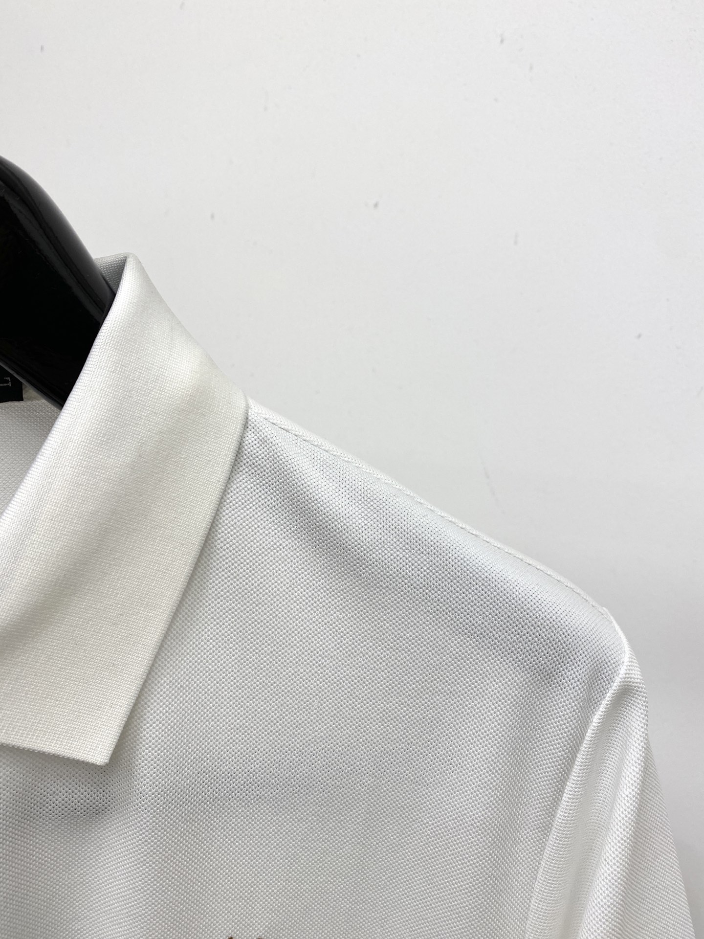 路易威登、2026新品短袖T恤，帅气时尚，胸前精致刺绣字母logo，简约百搭款。面料棉 不仅挺括，保持潮