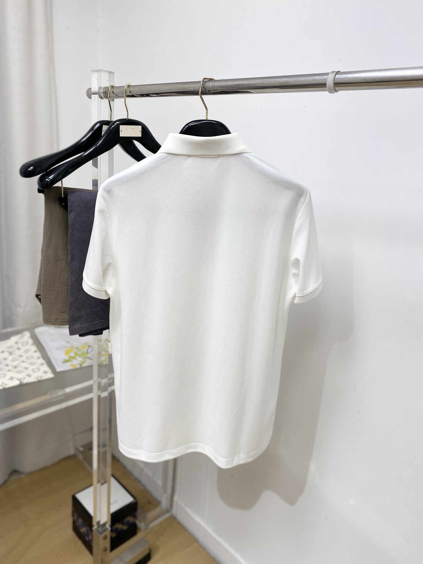 路易威登、2026新品短袖T恤，帅气时尚，胸前精致刺绣字母logo，简约百搭款。面料棉 不仅挺括，保持潮