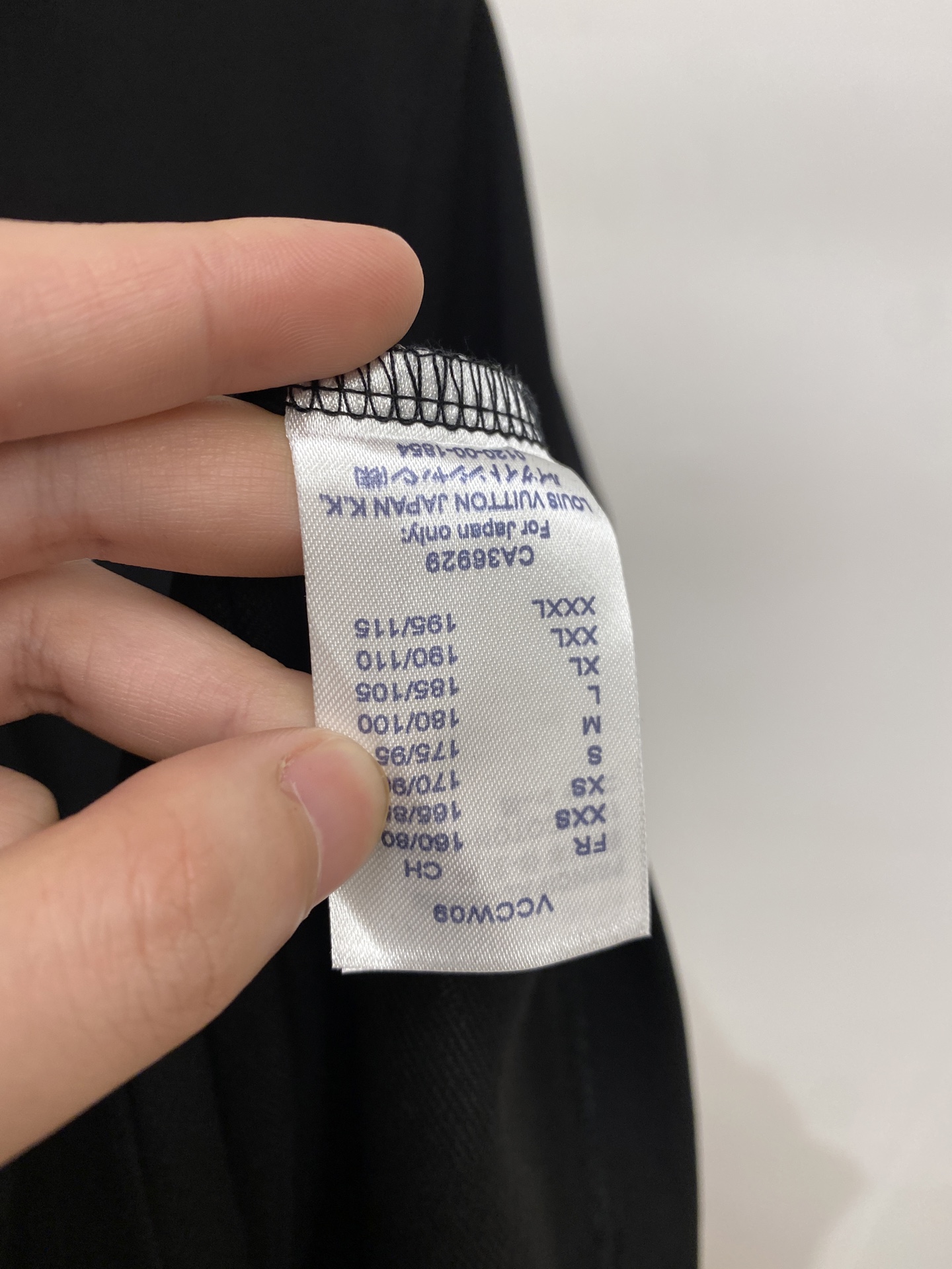 路易威登、2026新品短袖T恤，帅气时尚，胸前精致刺绣图案logo，简约百搭款。面料棉 不仅挺括，保持潮