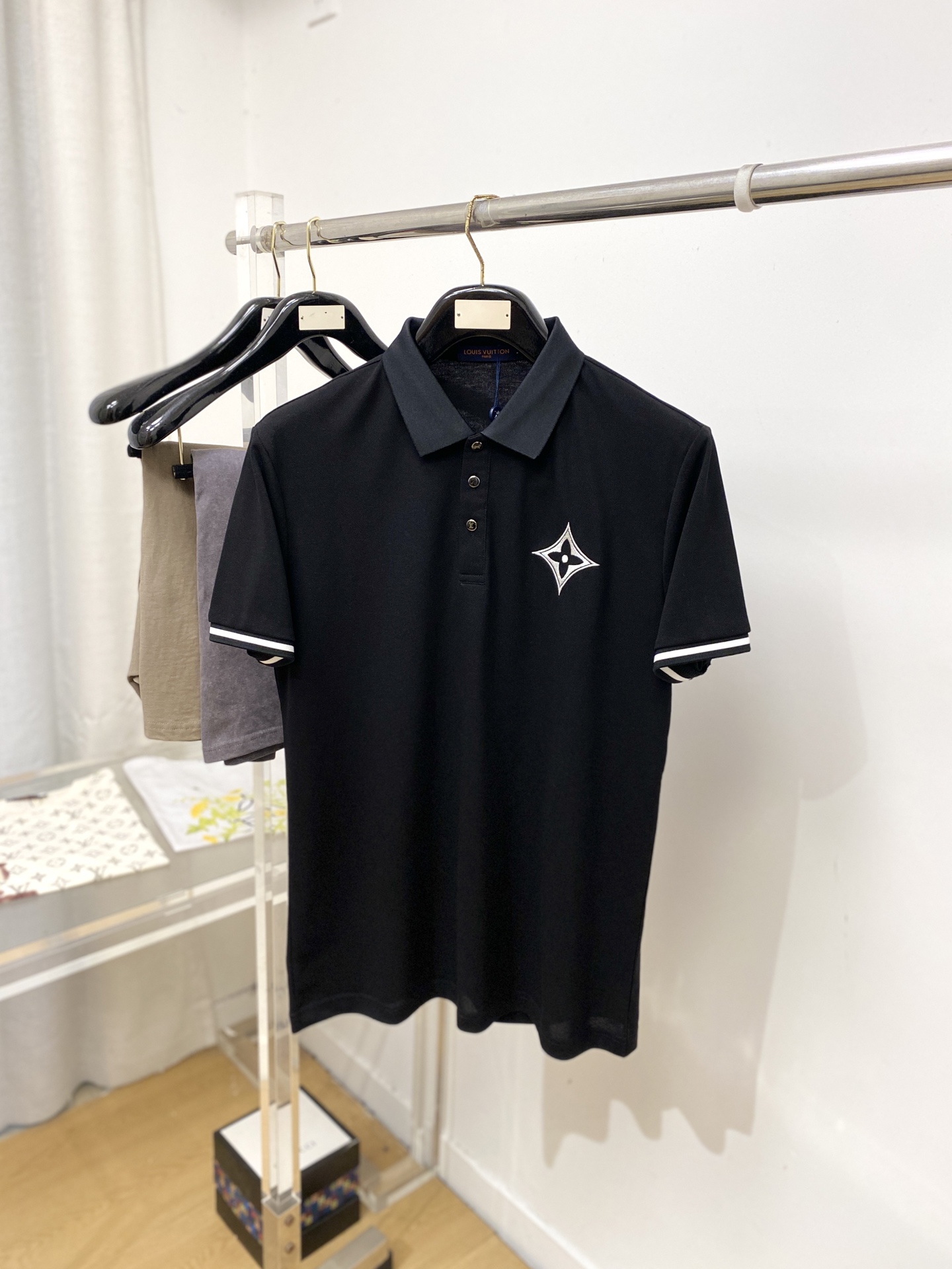 路易威登、2026新品短袖T恤，帅气时尚，胸前精致刺绣图案logo，简约百搭款。面料棉 不仅挺括，保持潮