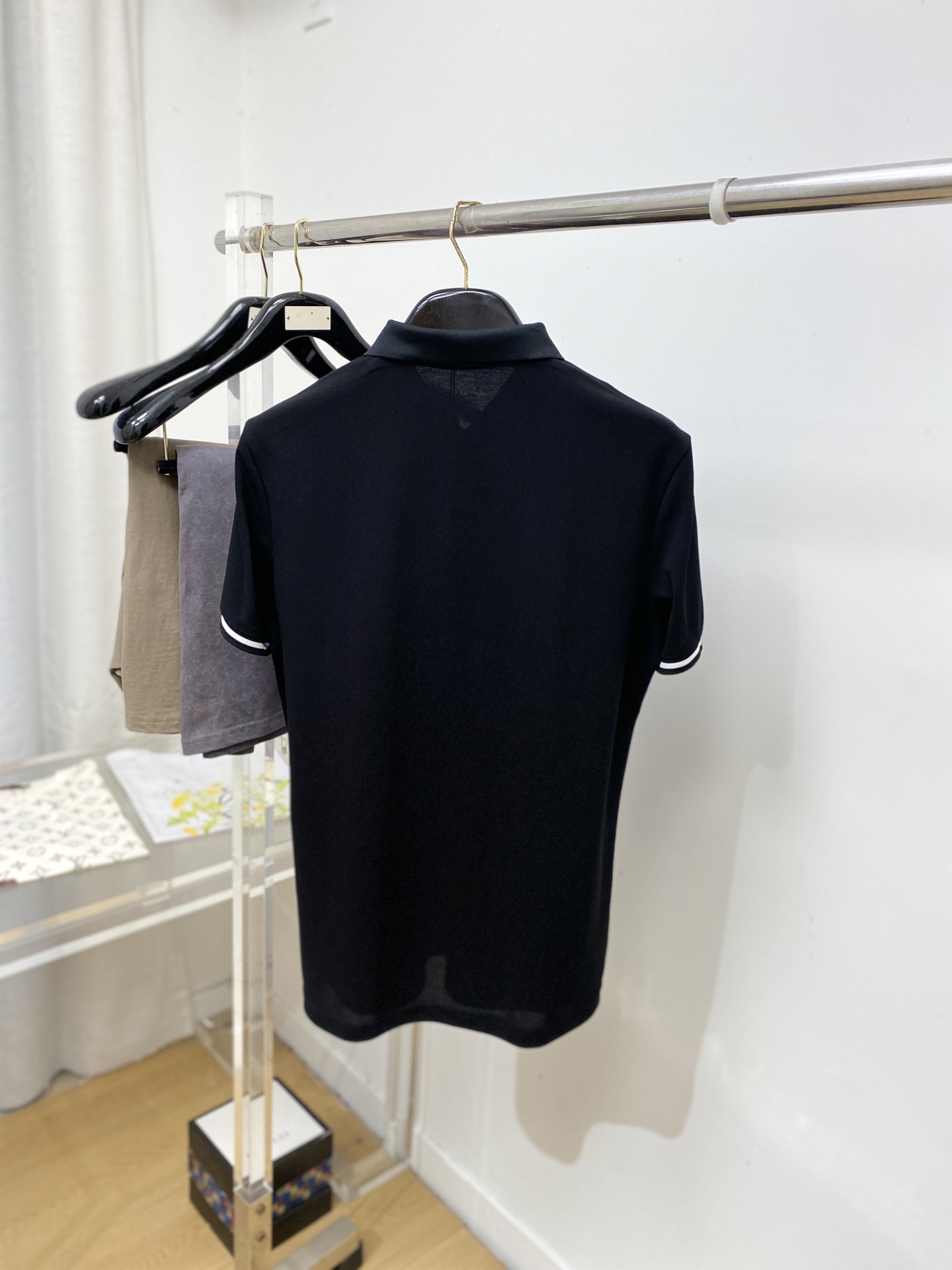 路易威登、2026新品短袖T恤，帅气时尚，胸前精致刺绣图案logo，简约百搭款。面料棉 不仅挺括，保持潮