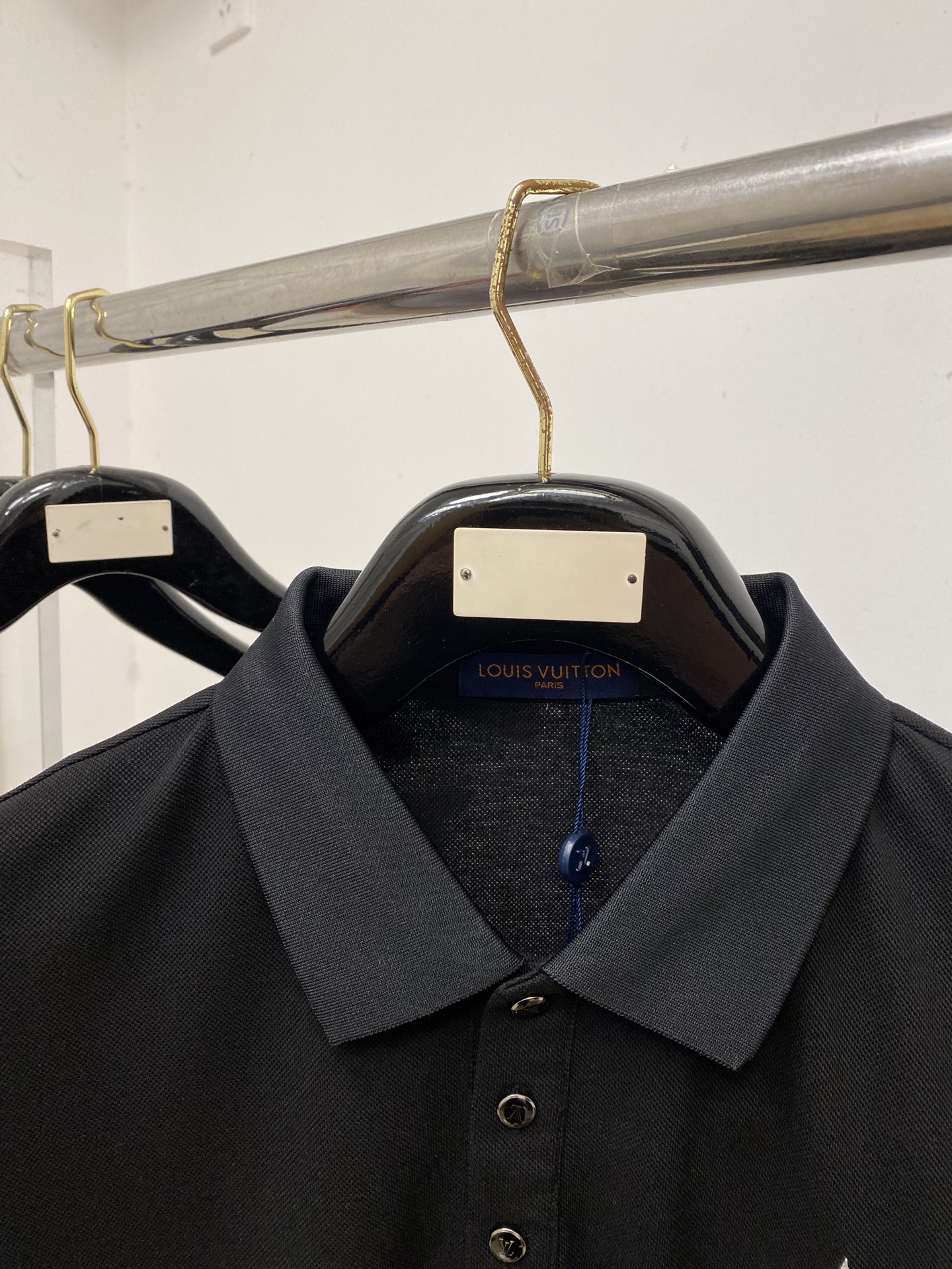 路易威登、2026新品短袖T恤，帅气时尚，胸前精致刺绣图案logo，简约百搭款。面料棉 不仅挺括，保持潮