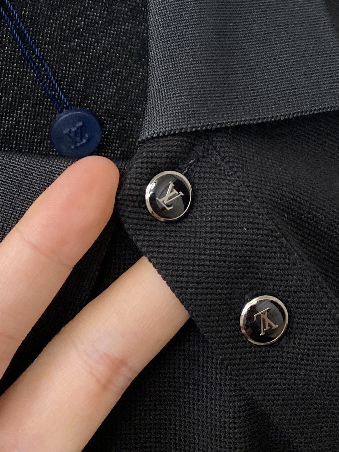 路易威登、2026新品短袖T恤，帅气时尚，胸前精致刺绣图案logo，简约百搭款。面料棉 不仅挺括，保持潮