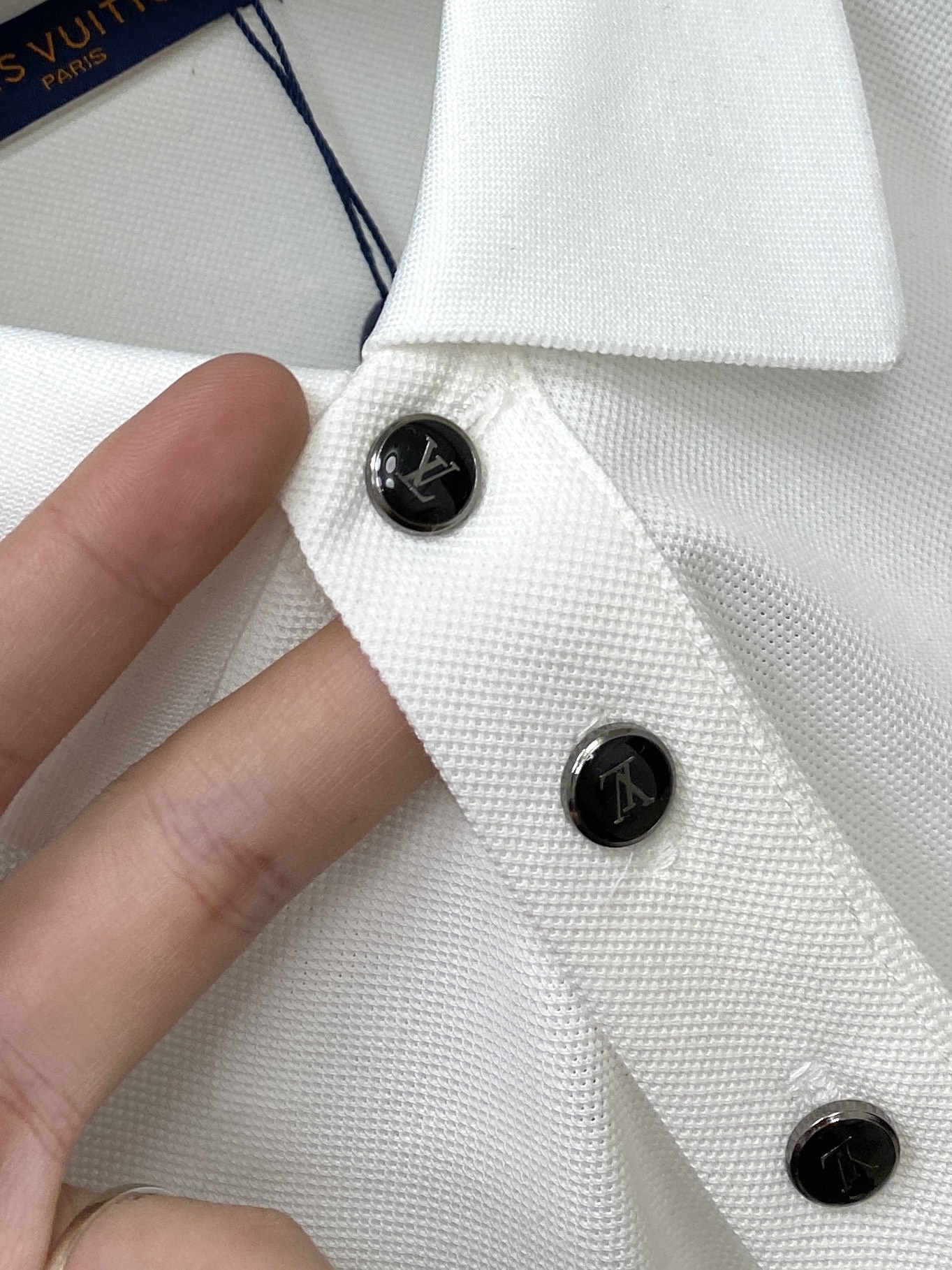 路易威登、2026新品短袖T恤，帅气时尚，胸前精致刺绣图案logo，简约百搭款。面料棉 不仅挺括，保持潮